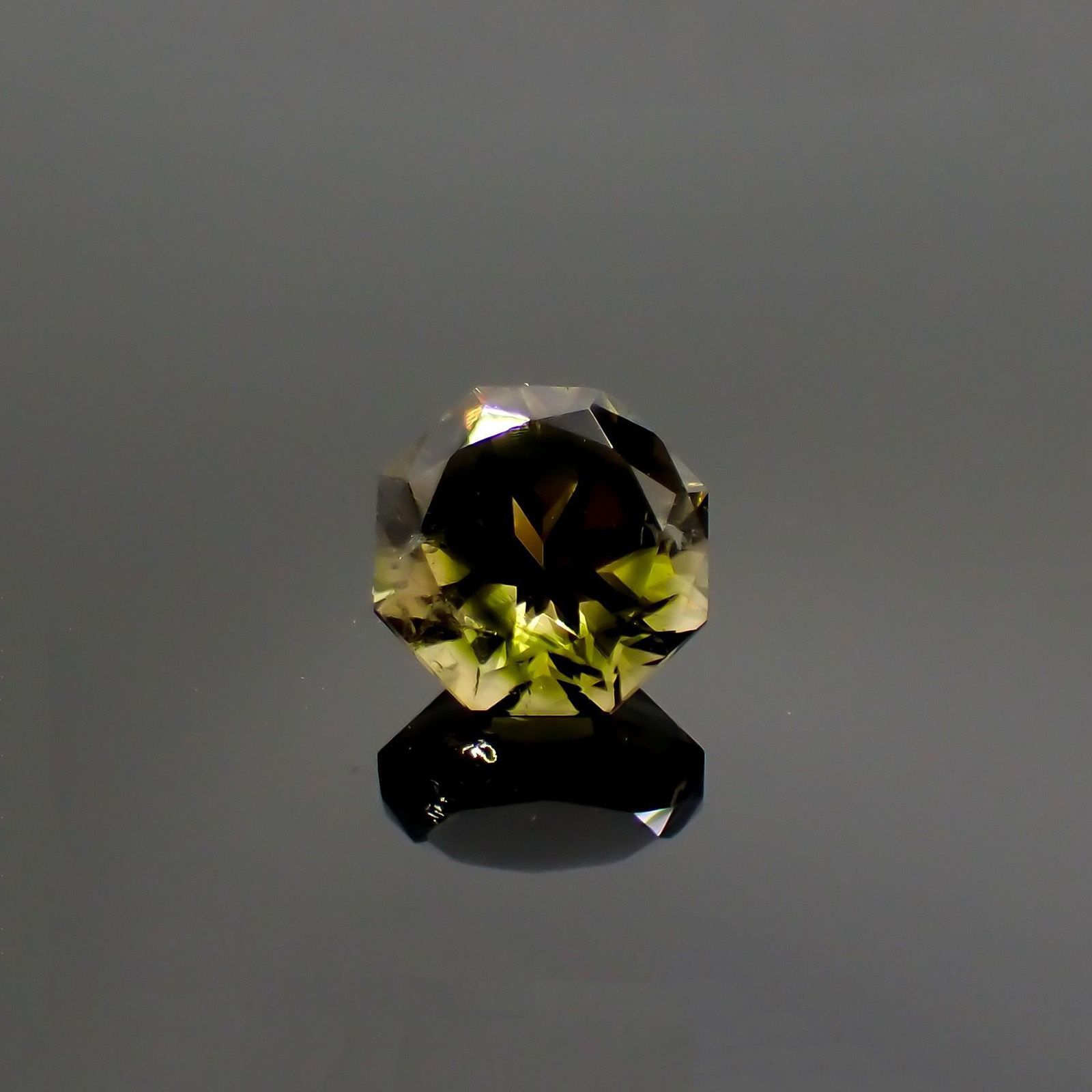 ◇オクタゴンカット◇オリーブグリーントルマリン(宝石名トルマリン)ブラジル/アフリカ産 ソ付(彩珠) 1.112ct / 6.1x6.1mm前後 [231124218]