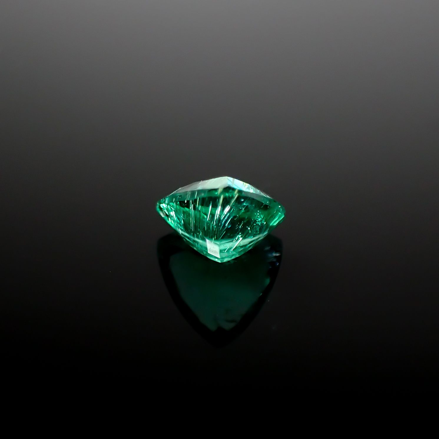 パライバトルマリン(宝石名トルマリン/別名パライバ・トルマリン)ブラジル・キントス鉱山産 0.503ct ソ付(宝貴協)[240928713]5.35x5.42mm前後