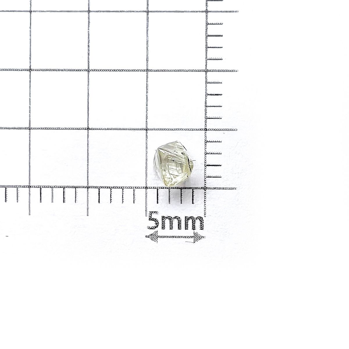 ソーヤブルダイヤモンド 原石(成長丘あり/Growth Hillock) ※通し穴あり(宝石名ダイアモンド) 0.33ct 識別済[230923453]4.2x4.1mm前後