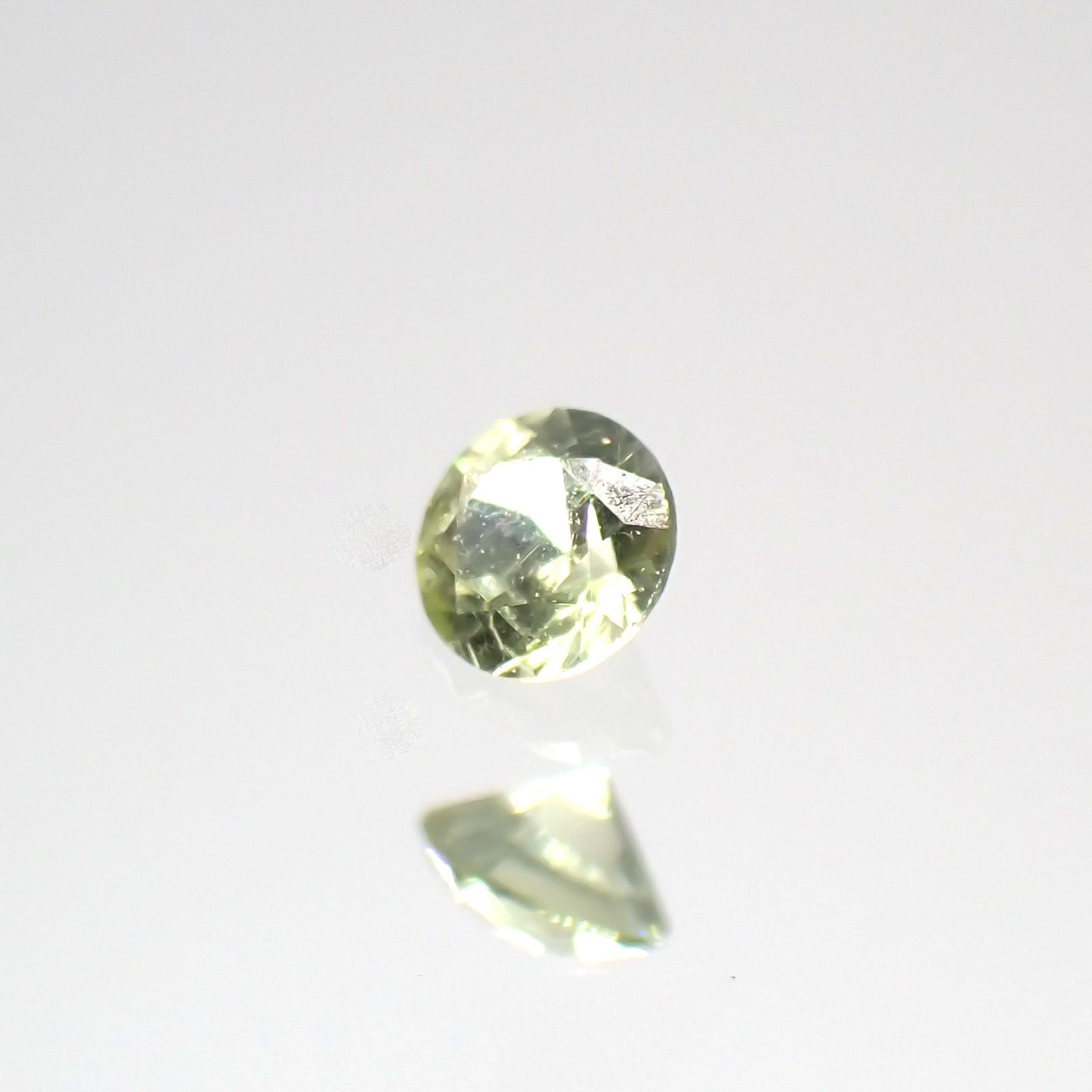 パラサイティックペリドット(宝石名ペリドット)採取地：ロシア 0.025ct 識別済[220616239]1.9x1.9mm前後