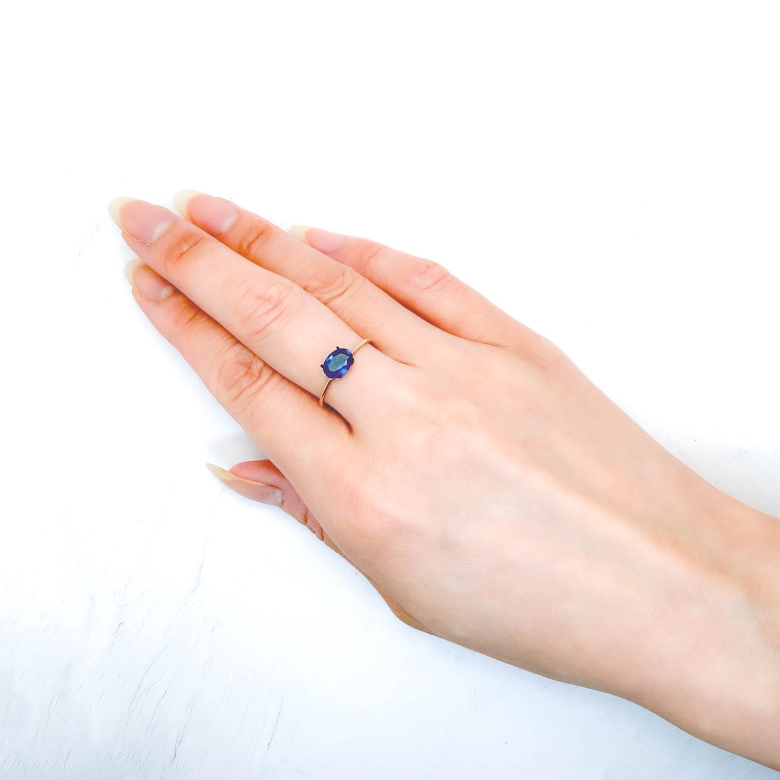 ディープブルーアパタイト マダガスカル産 0.77ct / 7.1x5.1mm前後 [260732595]