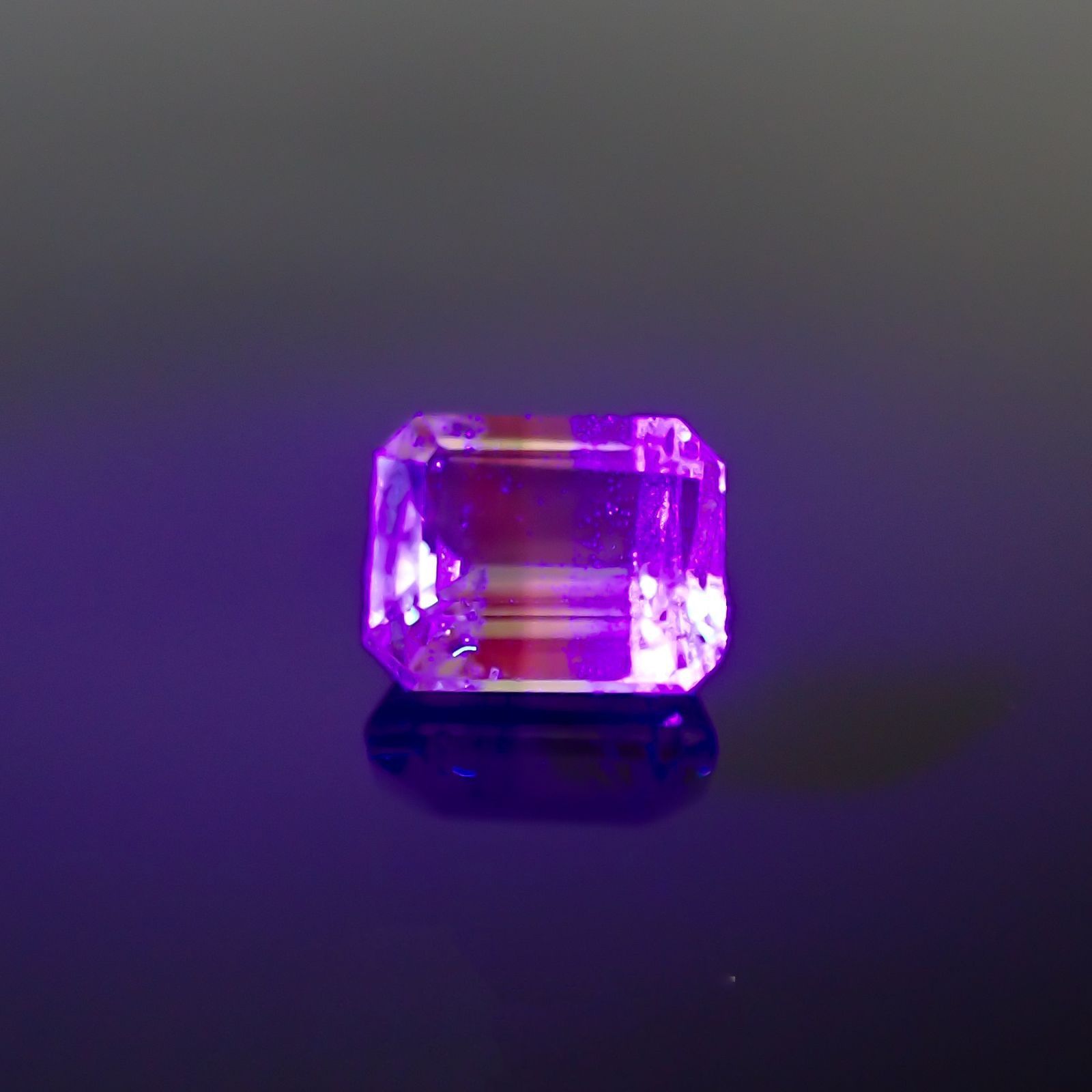 バイカラーツァボライト(宝石名グリーン グロッシュラー・ガーネット) タンザニア産 識別済 0.97ct / 5.9x4.8mm前後 [210711567]