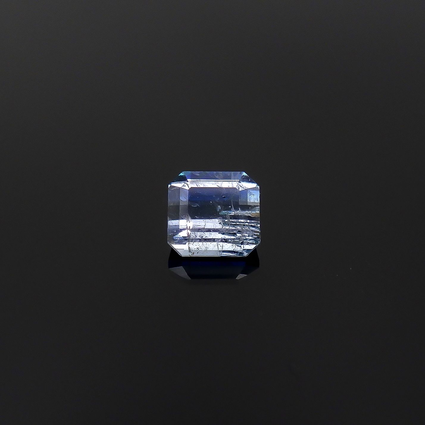 ジェレメジェバイト(宝石名エレメジェバイト)ナミビア産 ソ付(彩珠) 0.508ct / 4.6x4.3mm前後 [220717078]