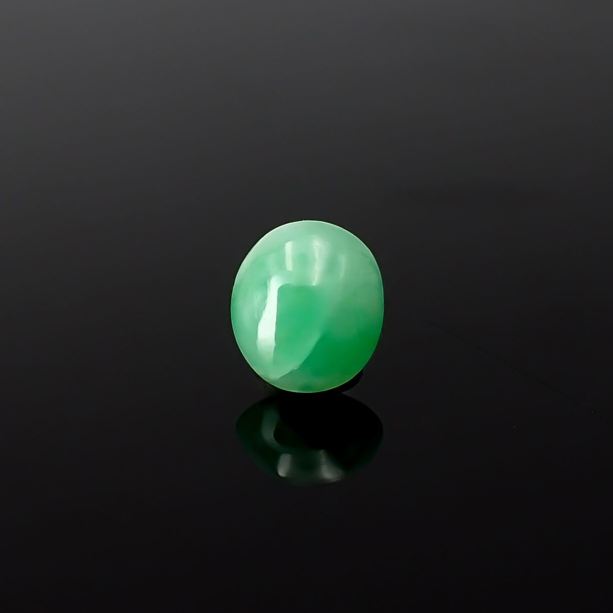 翡翠 ビルマ産 0.68ct / 5.9x5.2mm前後 [260532116]