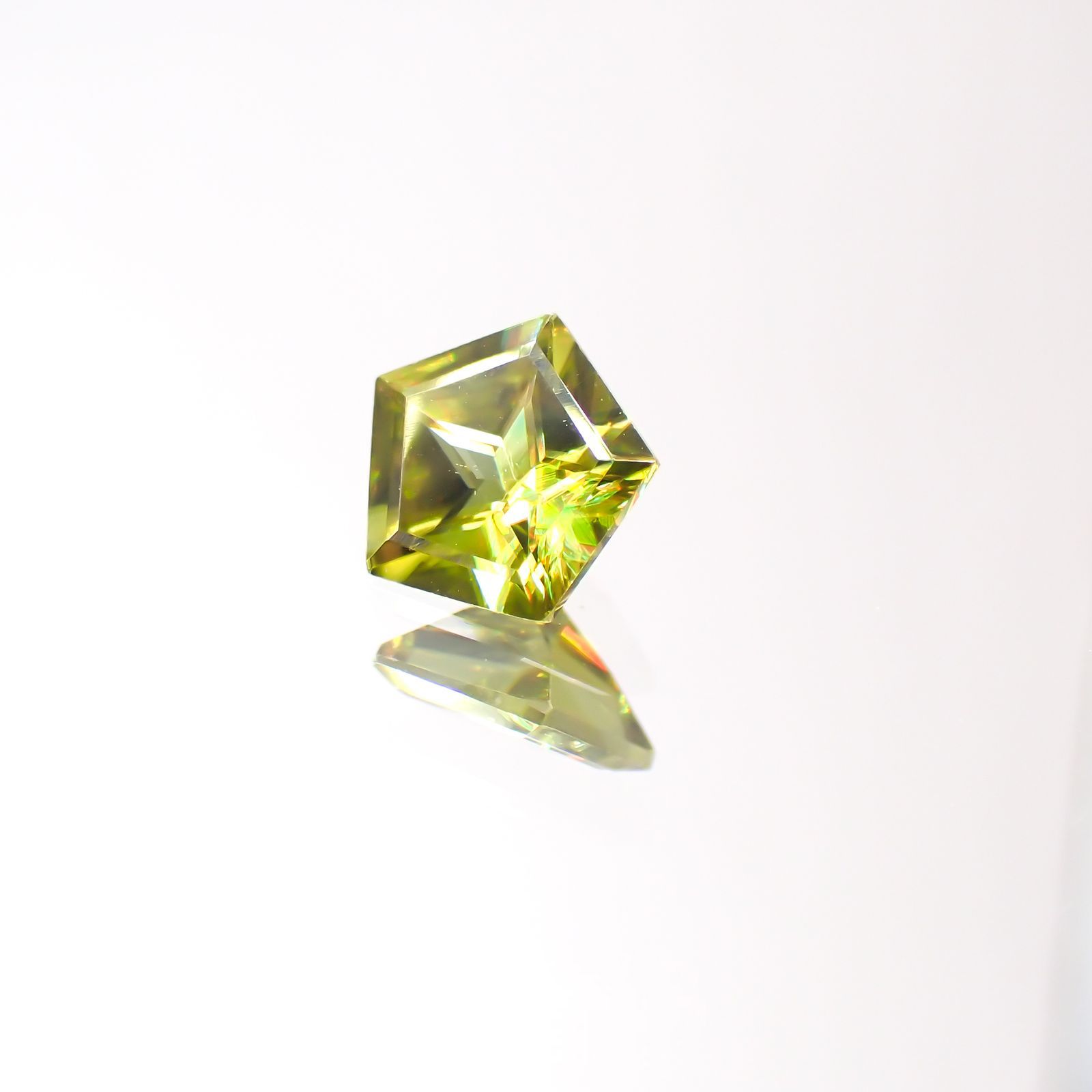 ◇ペンタゴンカット◇スフェーン(宝石名スフェーン)マダガスカル産 0.45ct 識別済[220113860]5.1x5mm前後