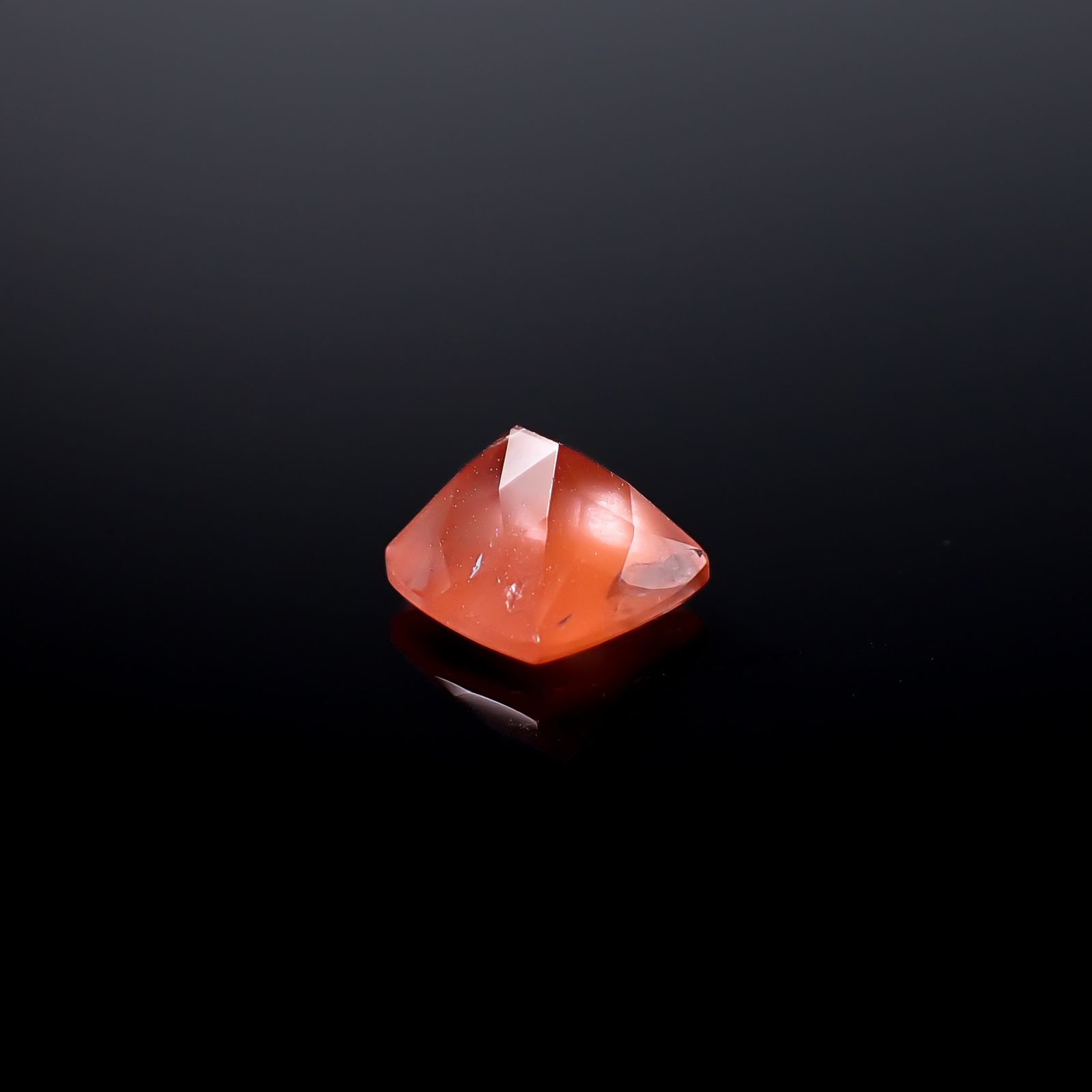 サンストーンスキャポライト(宝石名シーン・スキャポライト)タンザニア産 識別済 1.94ct / 7.6x7.6mm前後 [260832730]