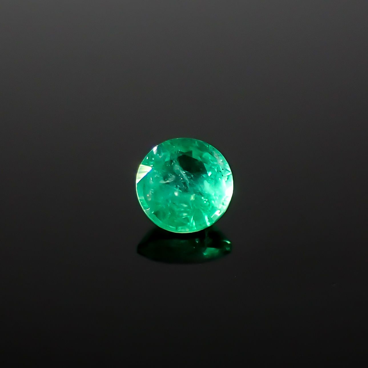 エメラルド コロンビア産 0.15ct / 3.5x3.4mm前後 [260432103]