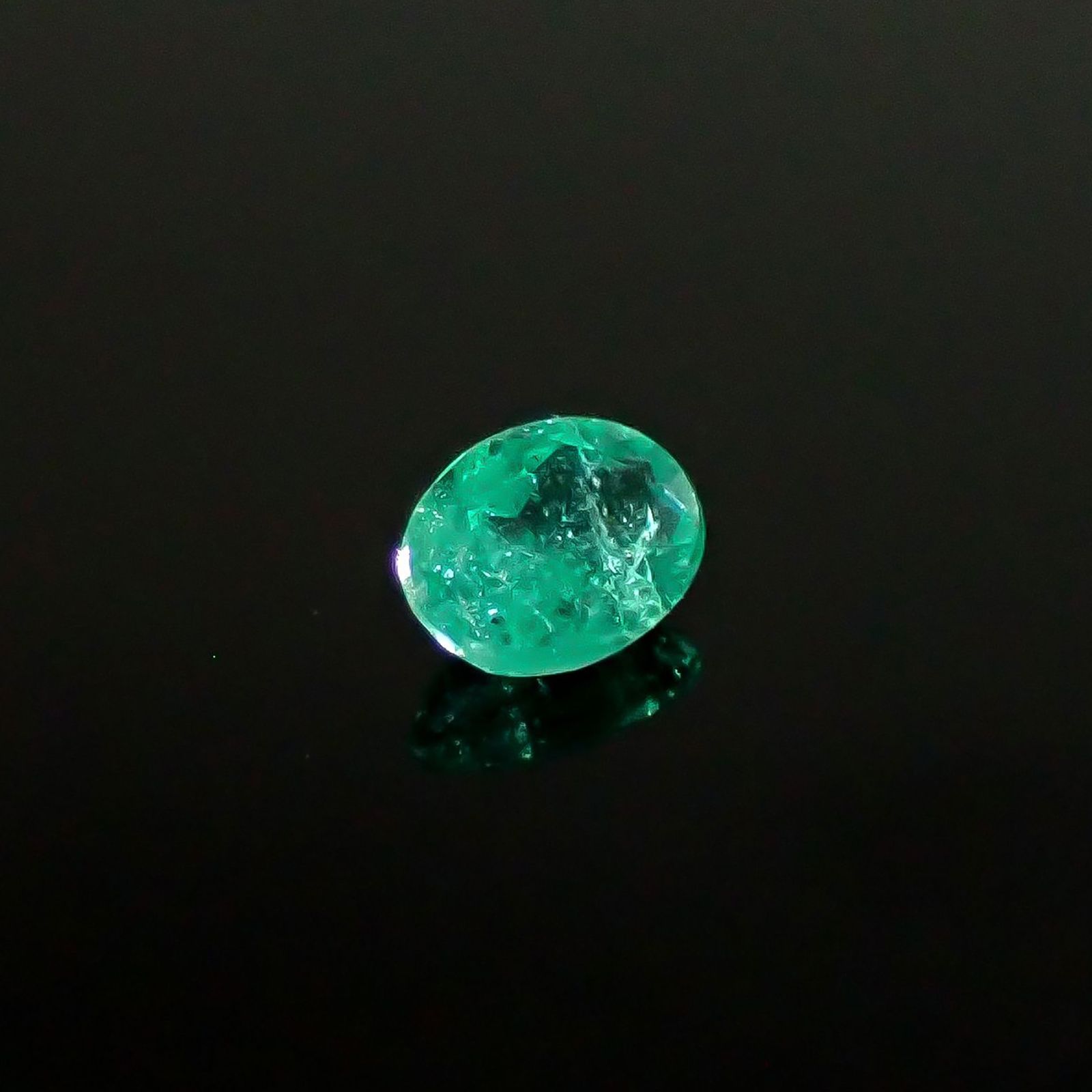 パライバトルマリン ブラジル・パライバ州バターリャ鉱山産 0.10ct / 3.4x2.6mm前後 [250931085]