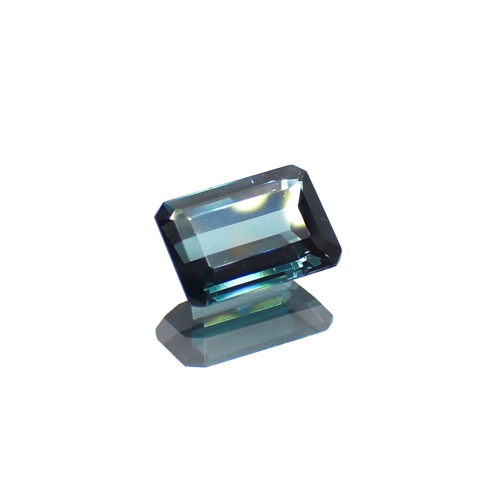 ブルートルマリン(宝石名ブルー・トルマリン) ブラジル産 ソ付(彩珠) 1.009ct / 7.5x5mm前後 [21049761]