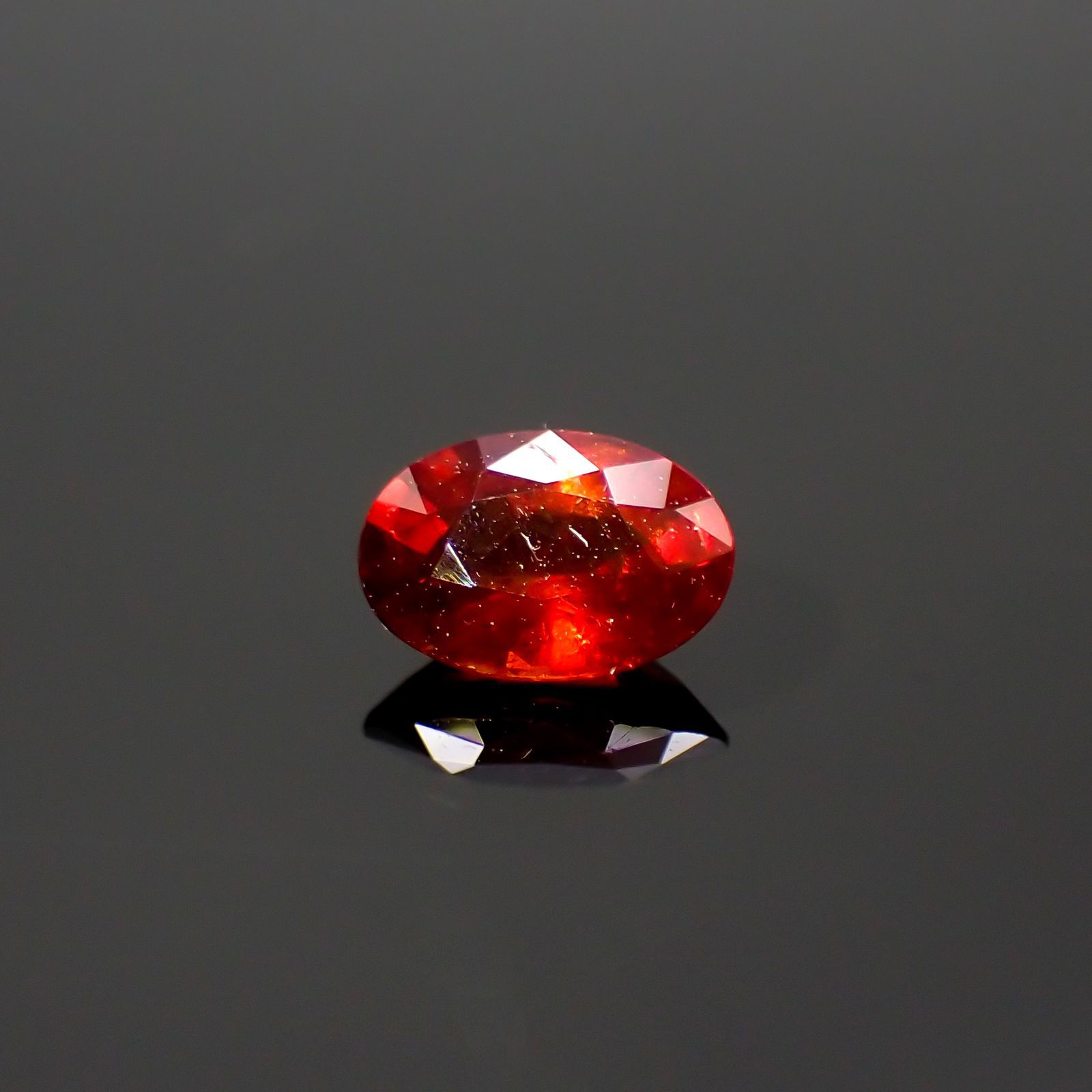 クリノヒューマイト(宝石名クリノヒューマイト)パキスタン産 0.43ct 識別済[220115578]5.7x3.9mm前後