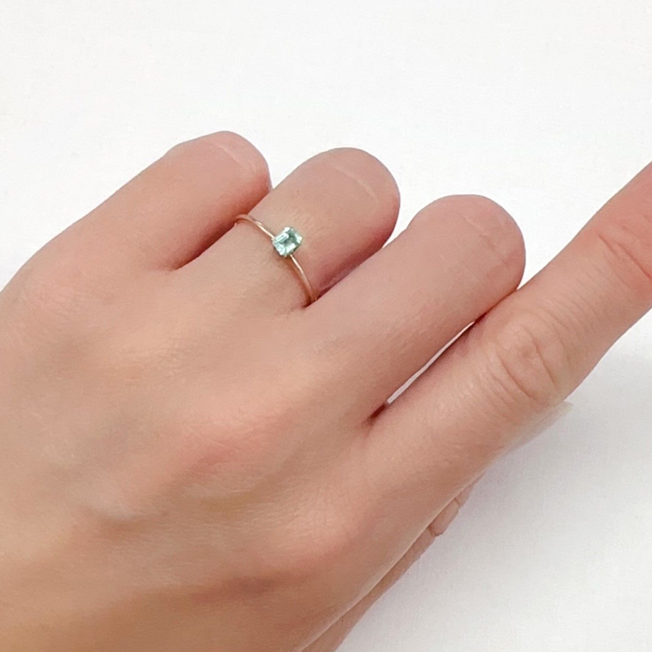 パステルカラーエメラルド コロンビア産 0.24ct[240225955]3.8x2.9mm前後