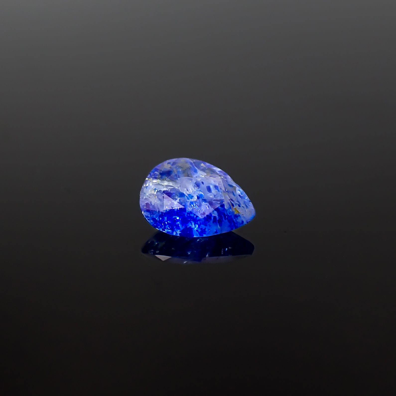 ラズライトインソーダライト フルオレッセンス アフガニスタン産 0.73ct / 8x6.2mm前後 [260431997]