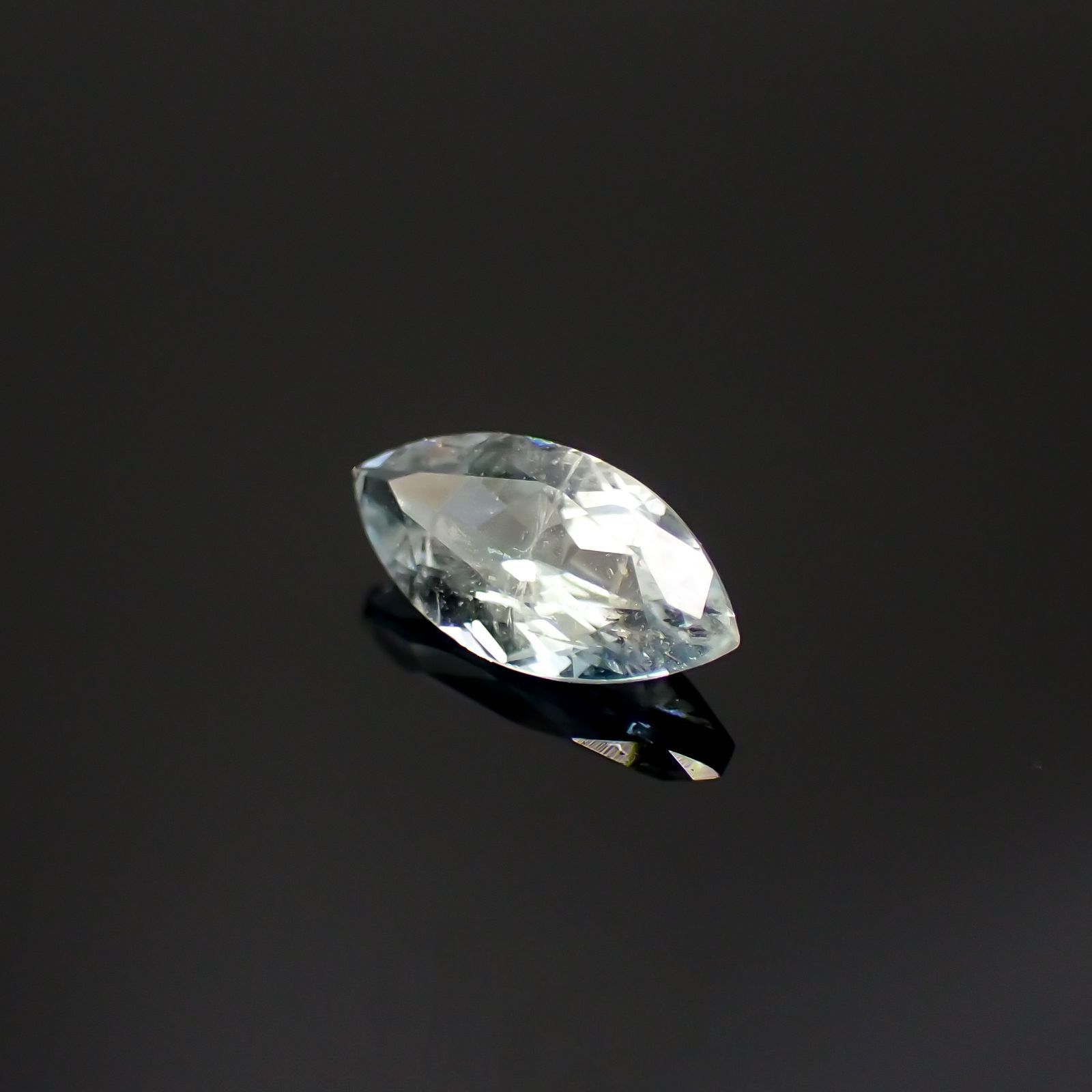 ジェレメジェバイト(宝石名エレメジェバイト)ナミビア産 0.39ct 識別済[220616314]7.3x3.6mm前後