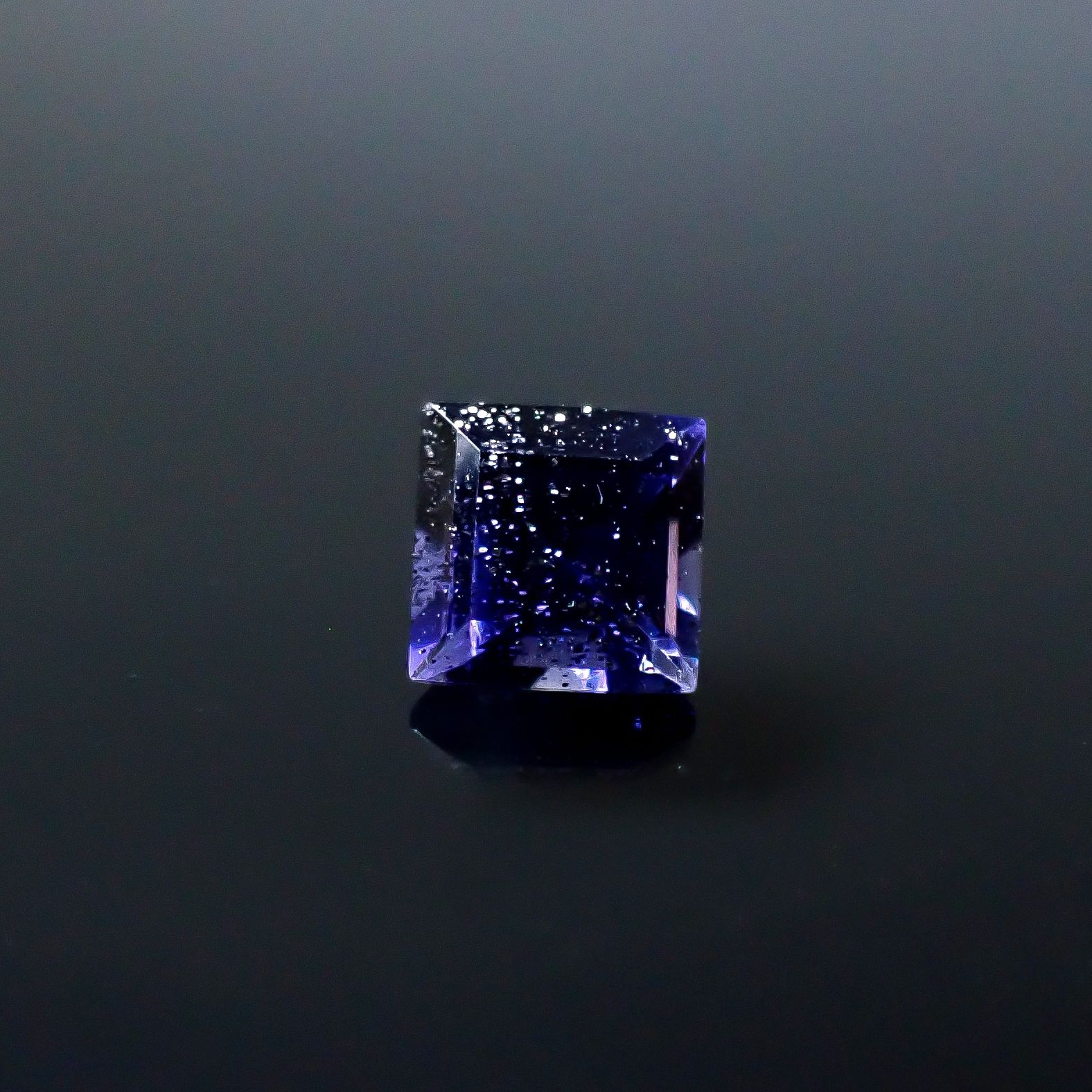 アイオライトサンストーン インド/ブラジル産 0.59ct [250530425]5x5mm前後