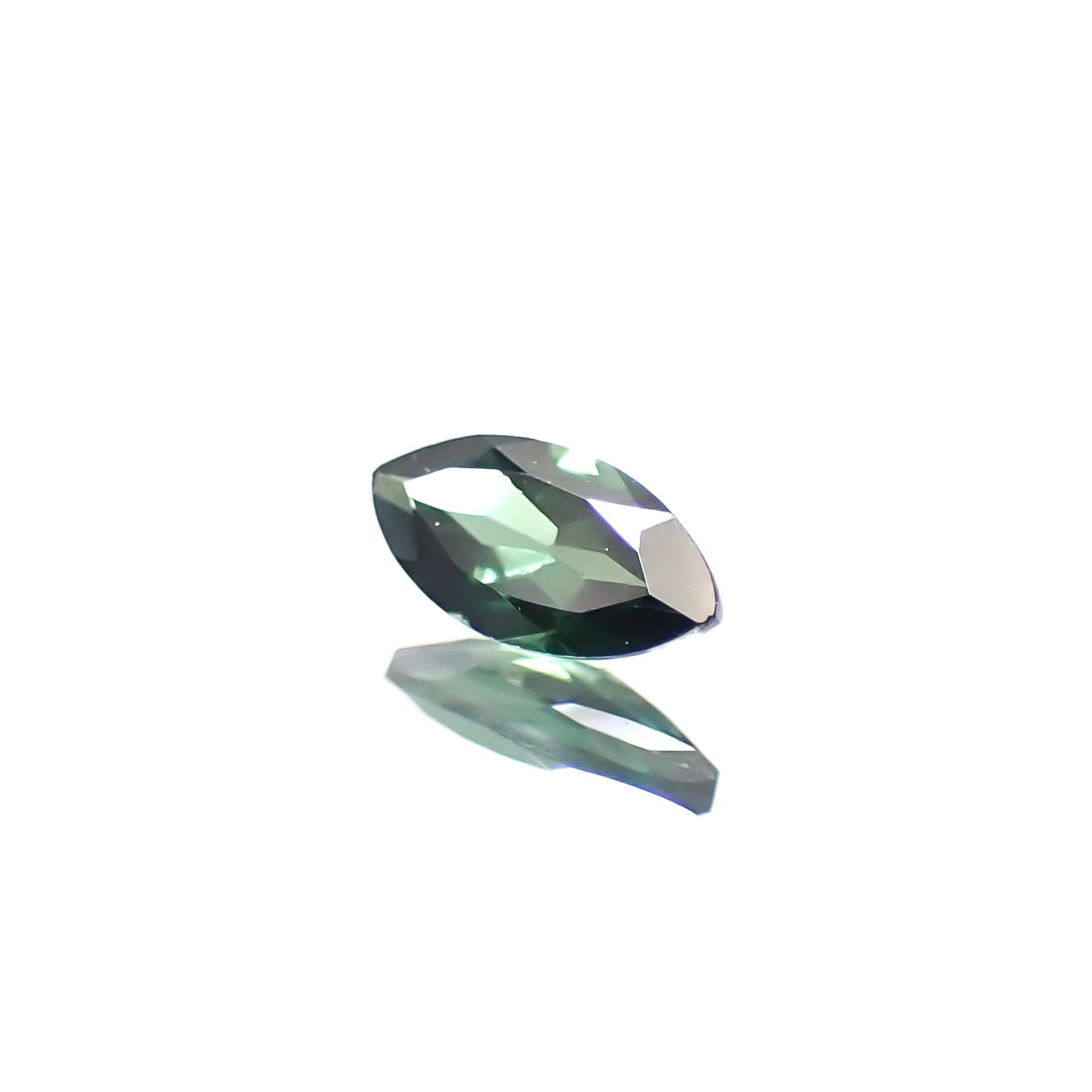 ベキリーブルーガーネット（カラーチェンジガーネット アレキタイプ） マダガスカル・ベキリー産 0.17ct [241229620]5.2x2.6mm前後