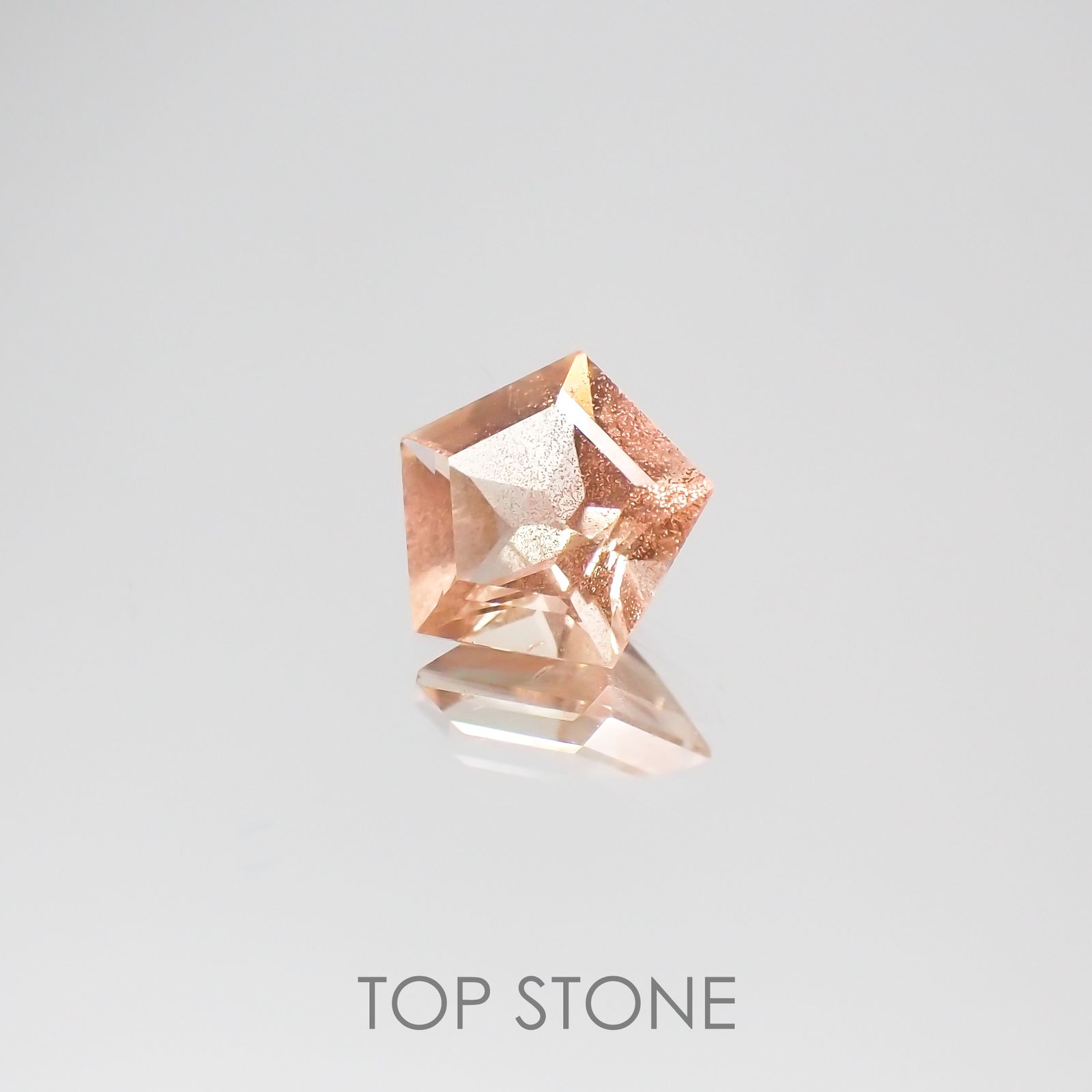 ◇ペンタゴンカット◇オレゴンサンストーンSA(宝石名ラブラドライト) アメリカ・オレゴン州産 0.60ct 識別済[210610973]6.1×6.3mm前後