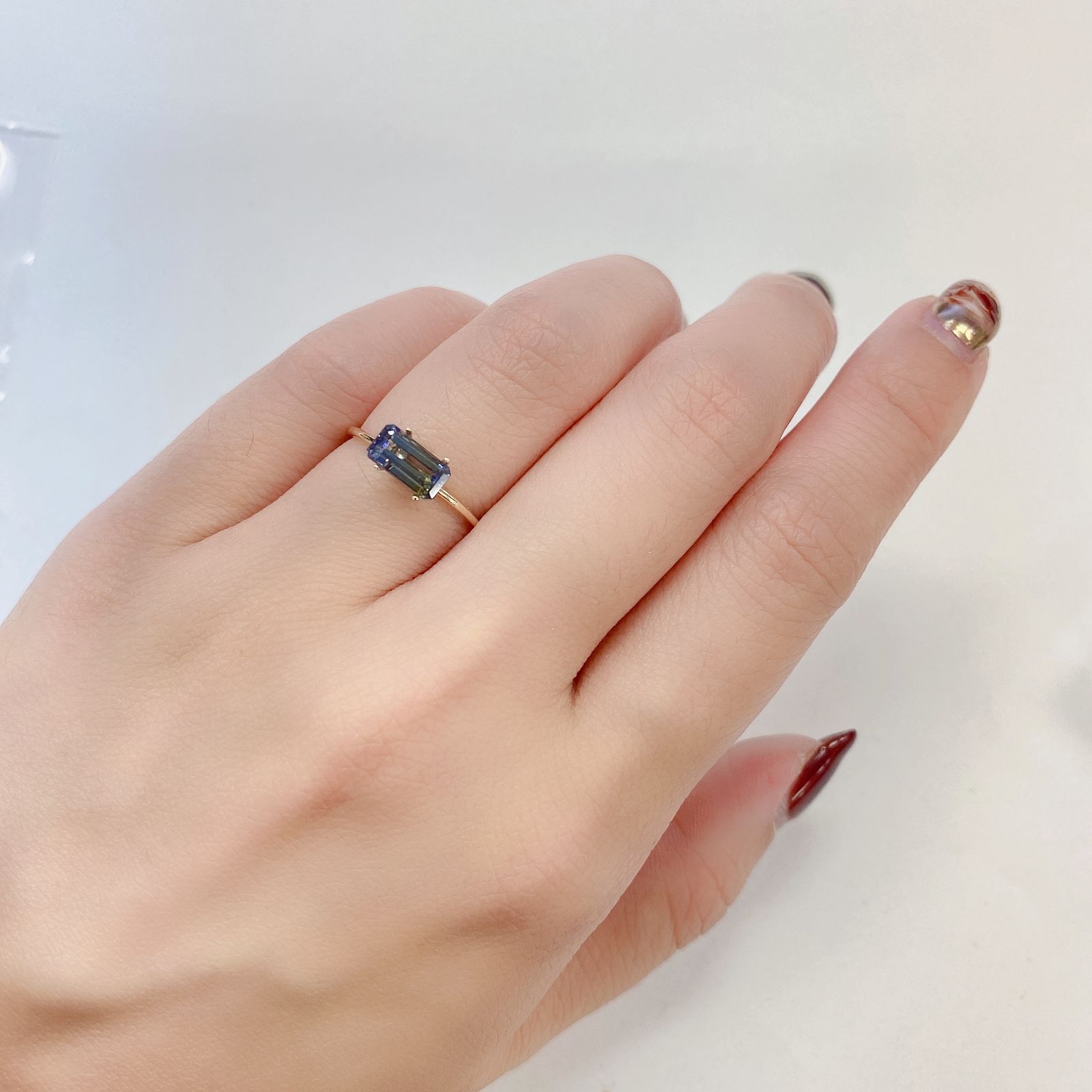 パーティカラータンザナイト(宝石名パーティカラード・ゾイサイト) タンザニア産 0.898ct ソ付(彩珠)[210711848]7.6×3.9mm前後
