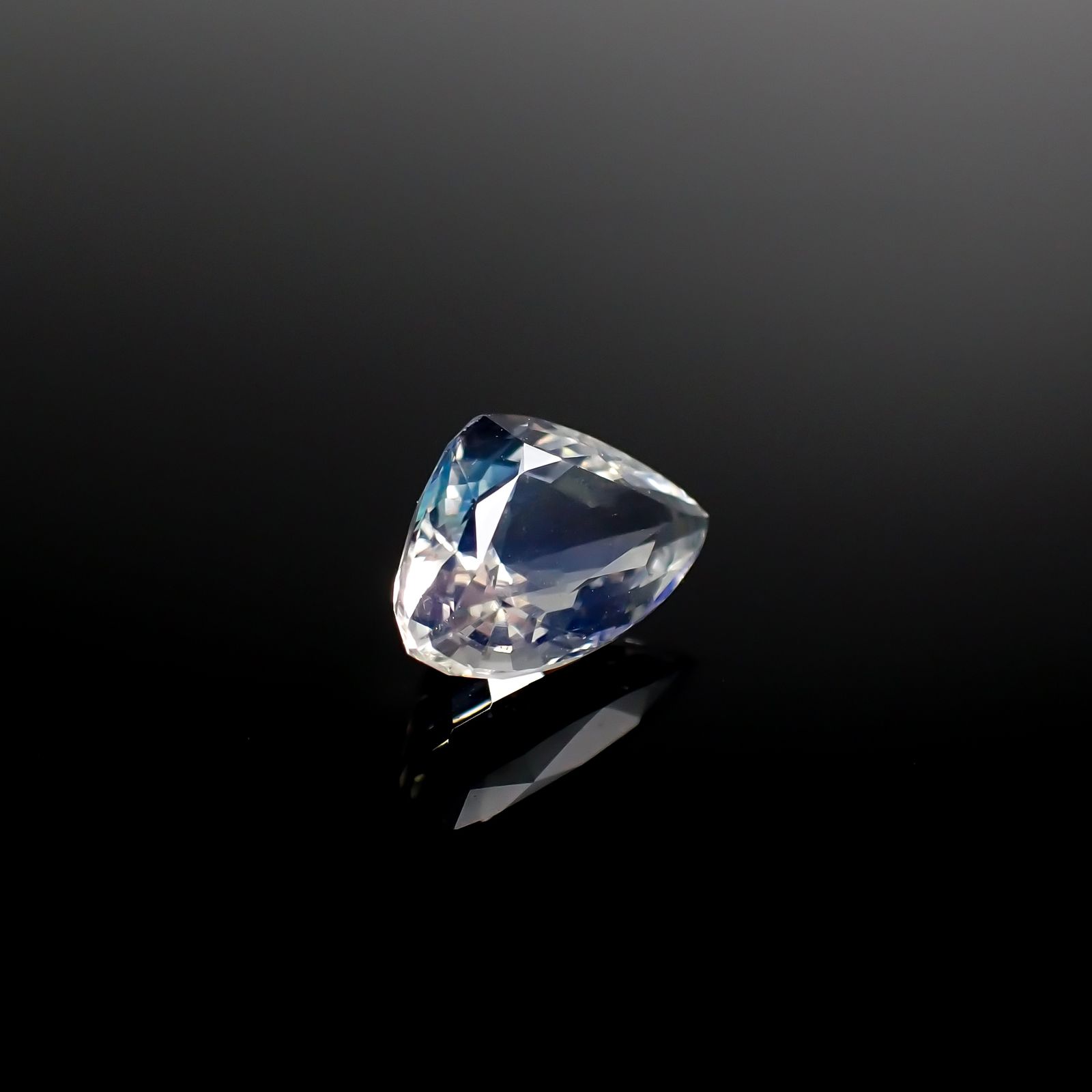 レインボームーンストーン(宝石名ラブラドライト)マダガスカル産 1.458ct ソ付(彩珠)[240326930]9.8x6.3mm前後