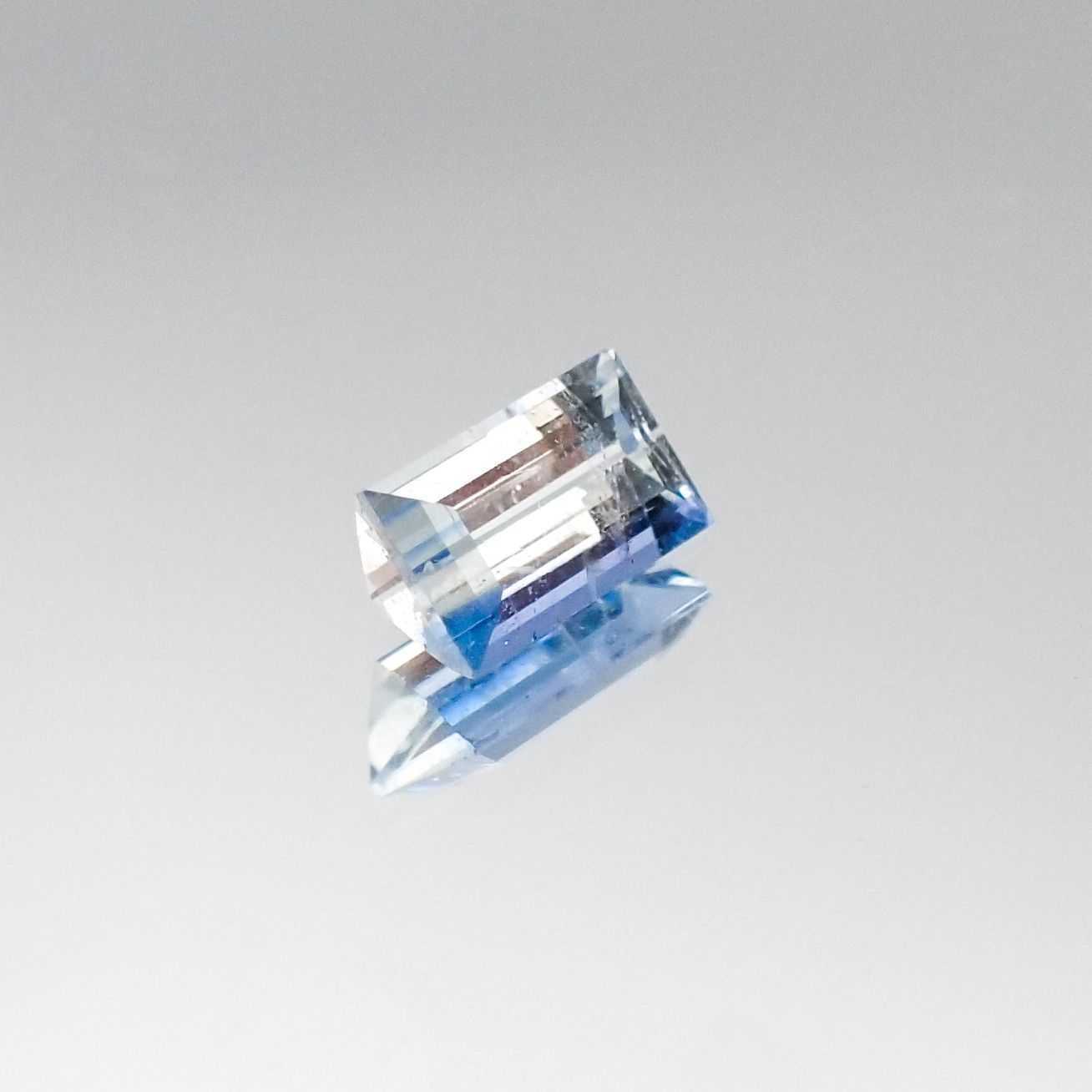 ジェレメジェバイト(宝石名エレメジェバイト) ナミビア産 0.494ct ソ付(彩珠)[20085121]5.6×3.5mm前後