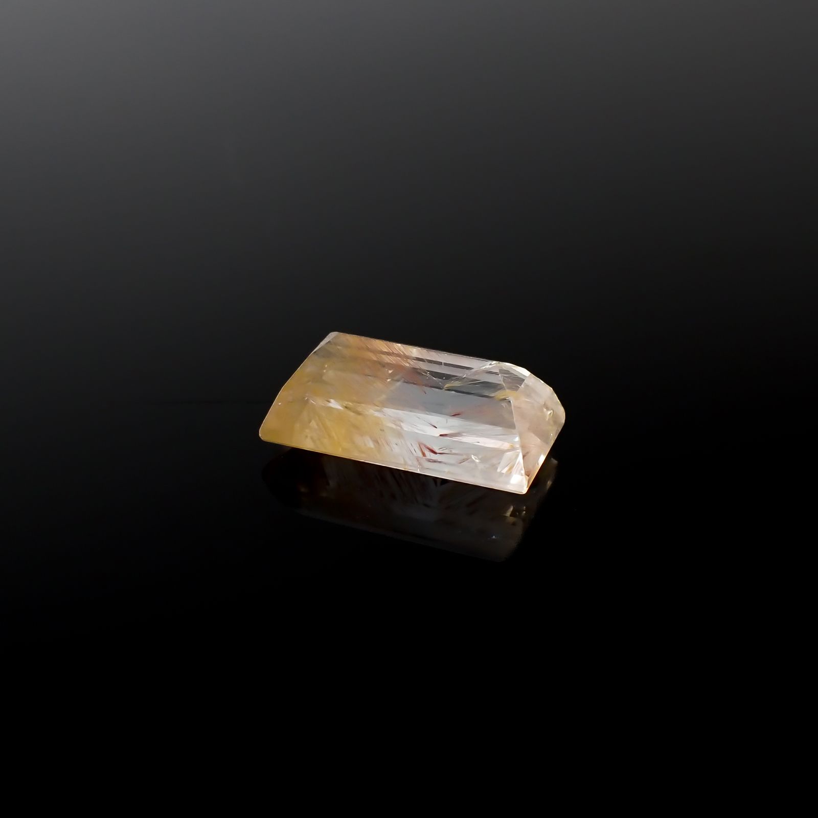 ニードルイントパーズ(チューブイントパーズ) ブラジル・ミナスジェライス州産 8.52ct[240225889]14.9x8mm前後
