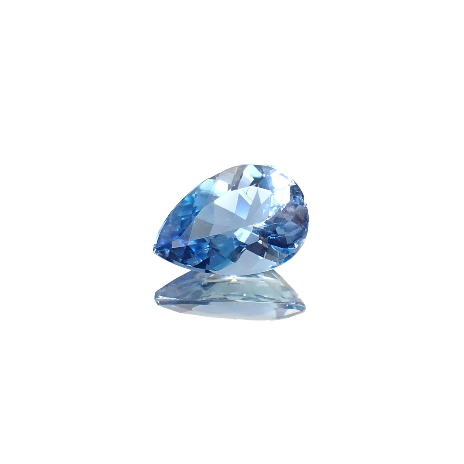 タトゥーアクアマリン ブラジル・ミナスジェライス州タトゥー鉱山産 0.53ct / 7.2x5mm前後 [240627946]