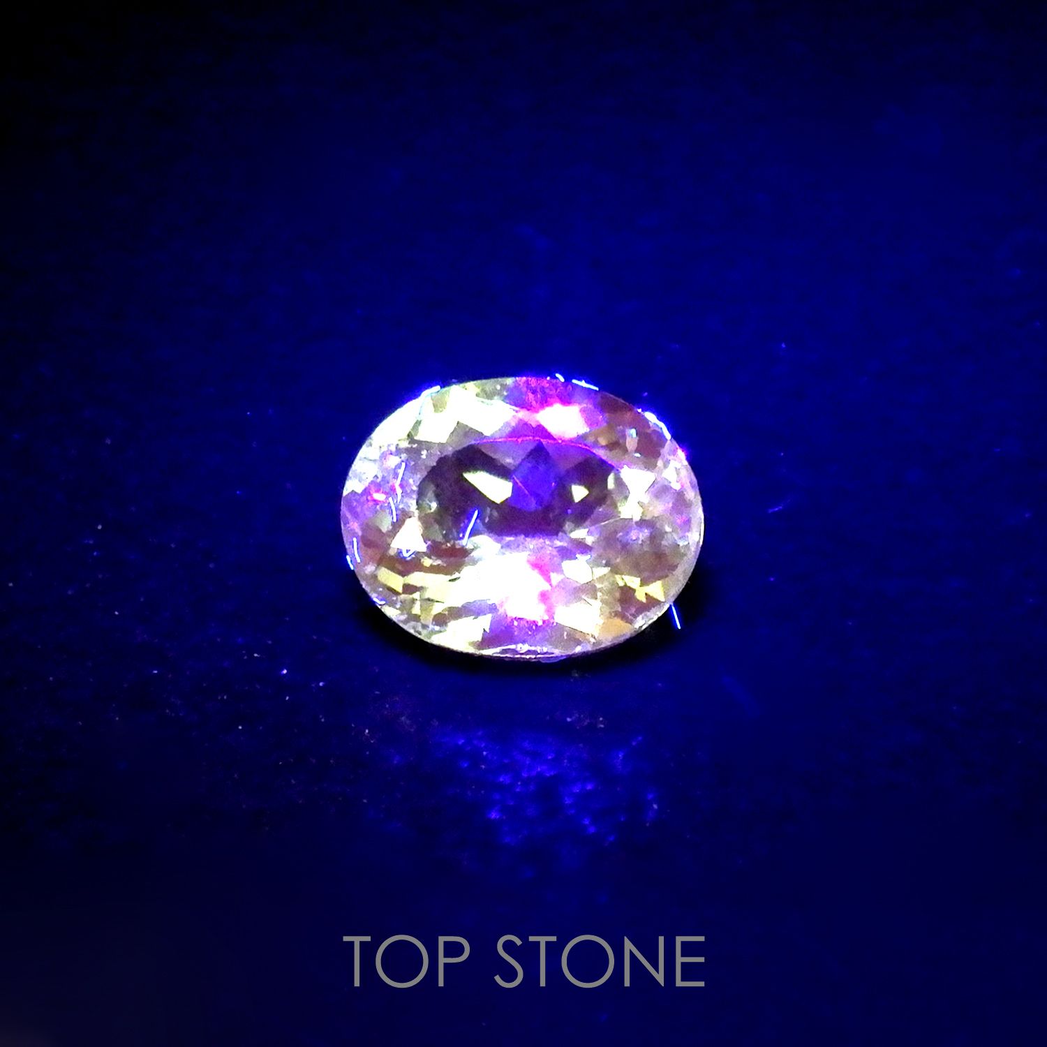 ミントガーネット(宝石名グリーン グロッシュラー・ガーネット) タンザニア産 0.602ct ソ付(彩珠)[210711926]5.7×4.4mm前後