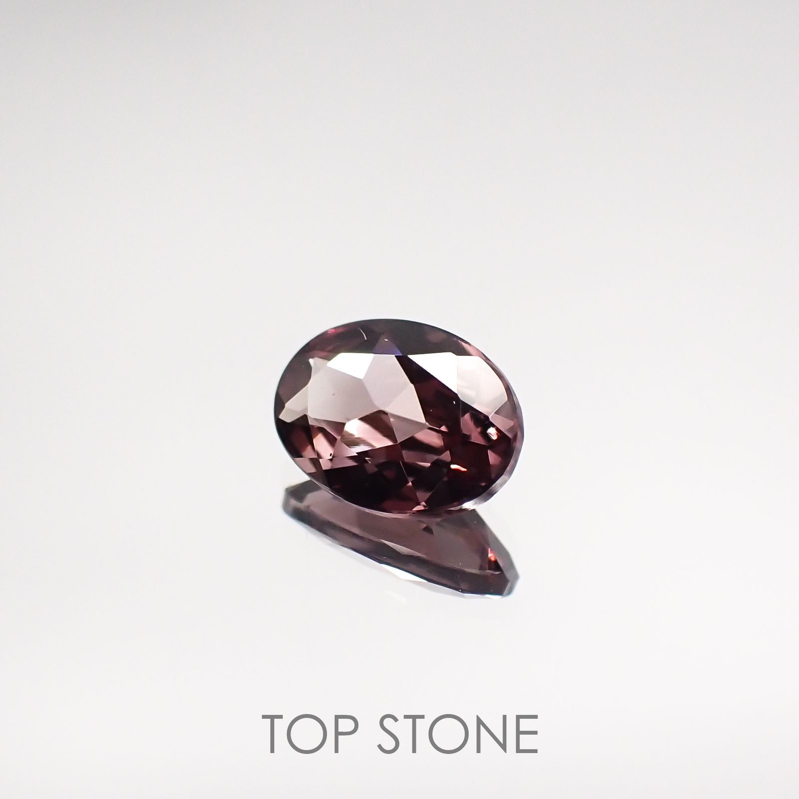 カラーチェンジガーネット(宝石名ガーネット) タンザニア/マダガスカル産 0.78ct 識別済[210611194]6.8×4.9mm前後