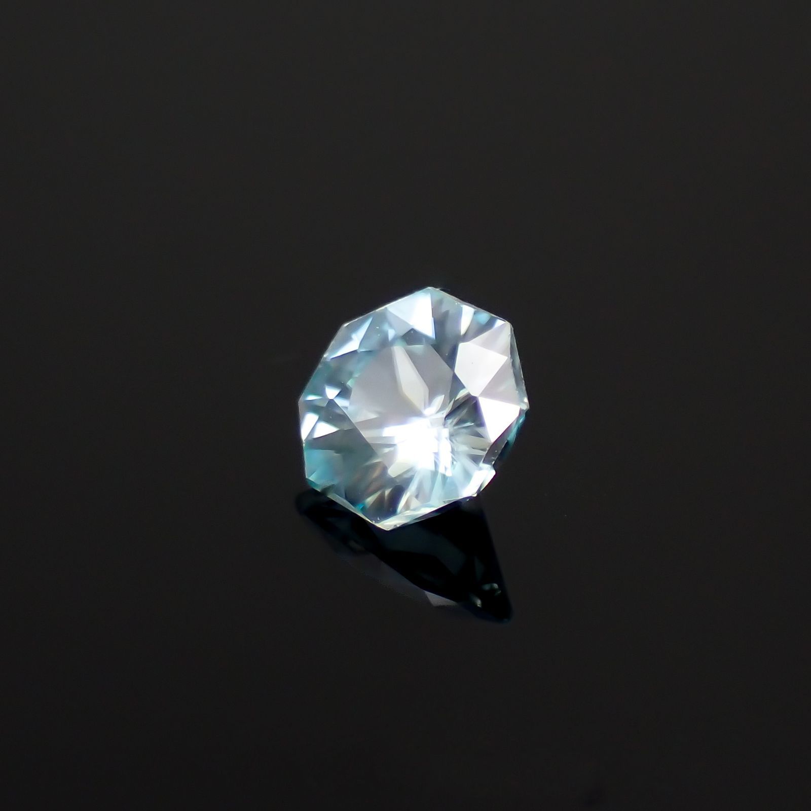 ◇オクタゴンカット◇アイスブルージルコン(宝石名ジルコン)カンボジア産 0.66ct 識別済[230320858]4.9x4.8mm前後