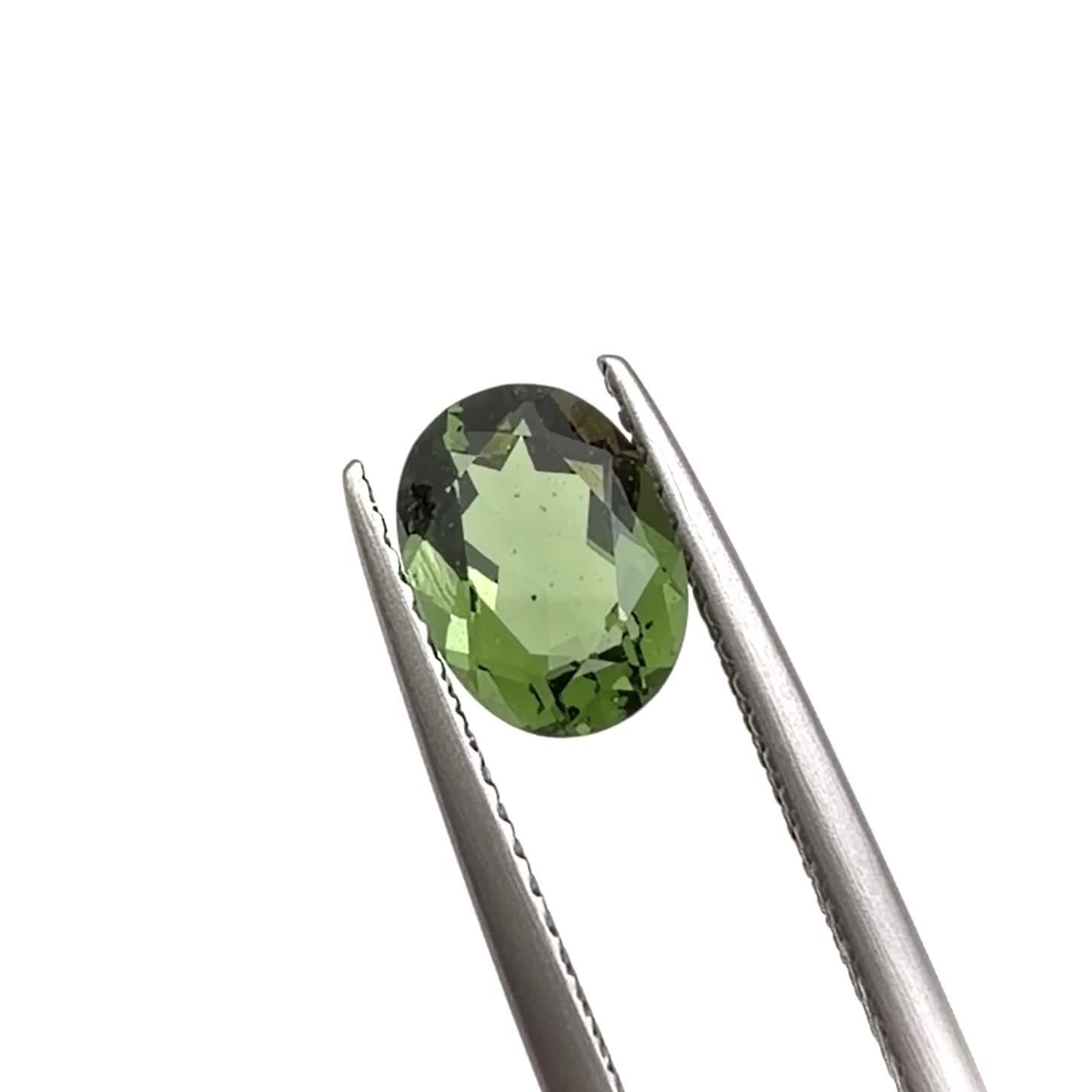 モルダバイト 発見地：旧チェコスロバキア 1.02ct / 8x6mm前後