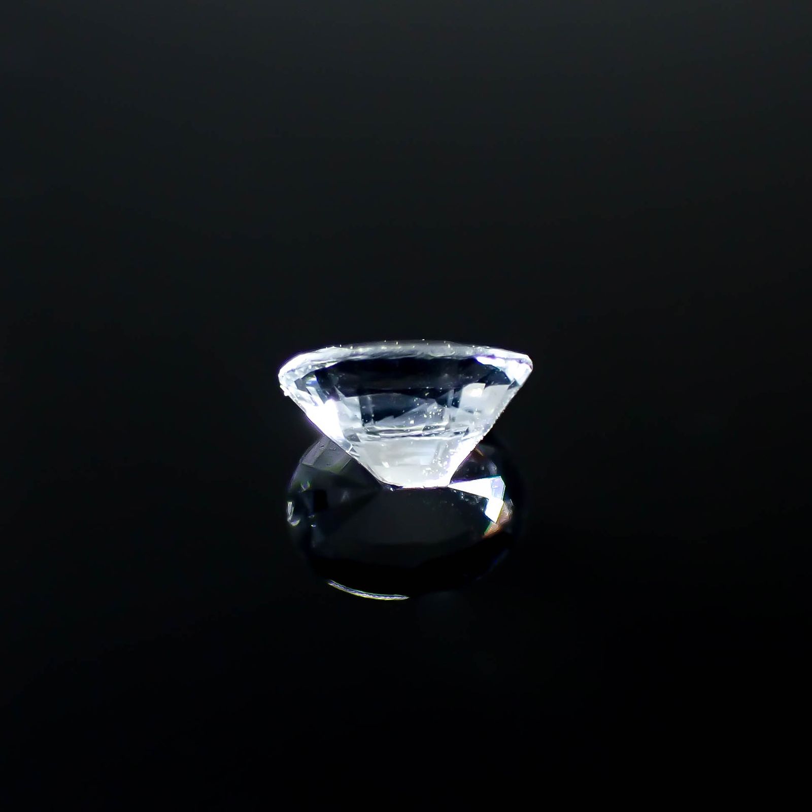 カラーレスサファイア スリランカ産 0.37ct [250830975]4.9x3.8mm前後