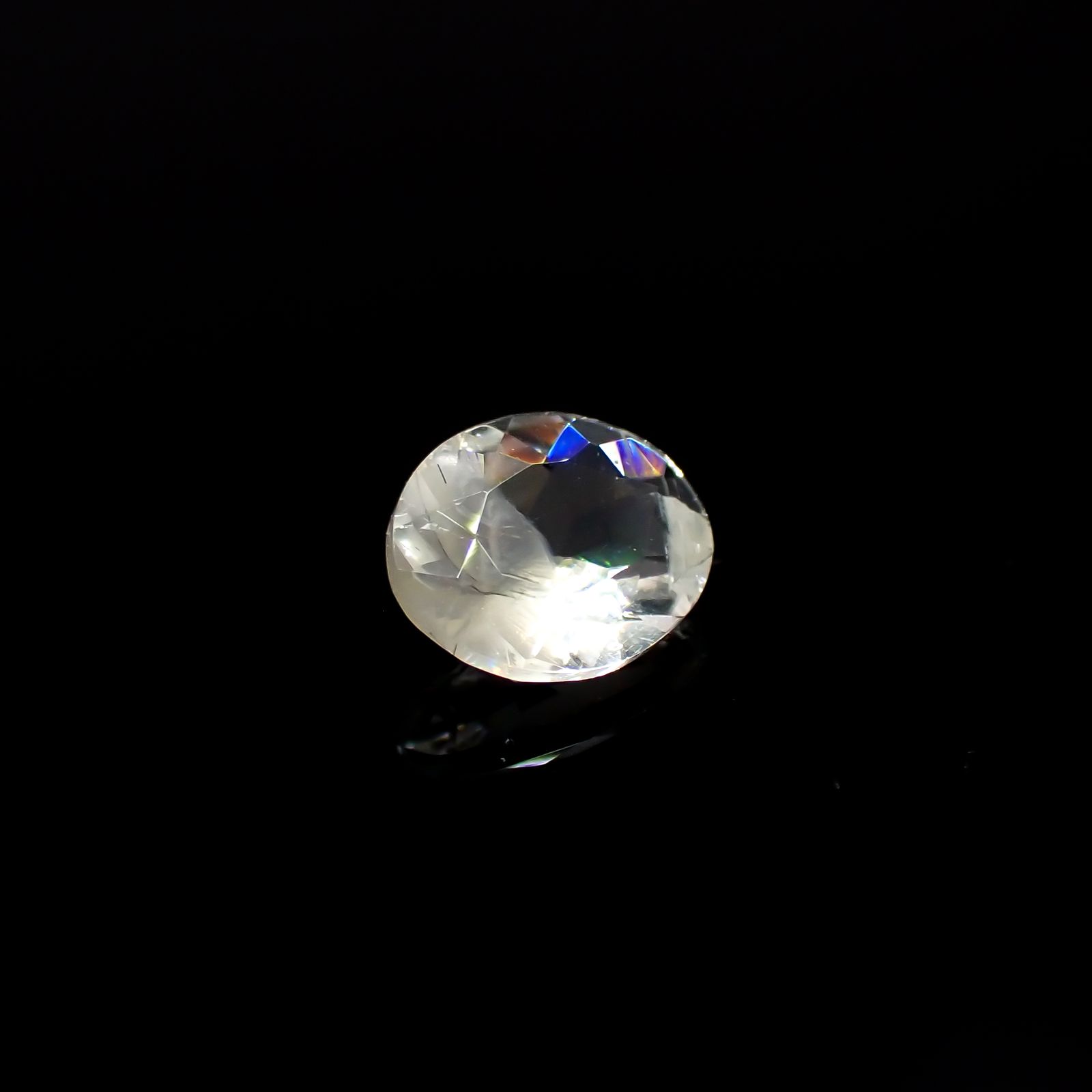 リューサイト 遊色効果あり(宝石名リューサイト)イタリア産 0.28ct 識別済[231225042]5.2x4.3mm前後