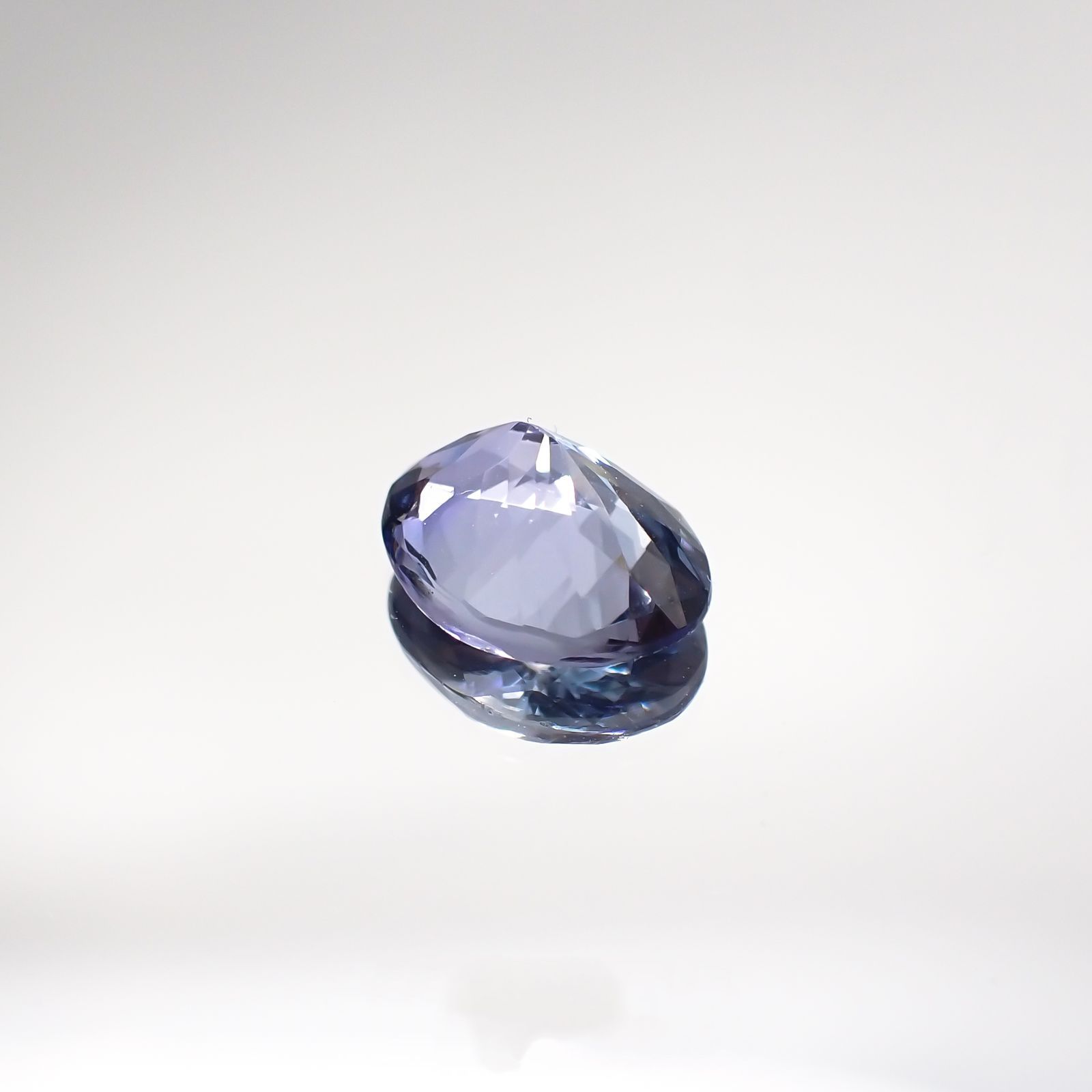 バイカラータンザナイト(宝石名タンザナイト) タンザニア産 1.665ct ソ付(彩珠)[210711829]8.9×6.8mm前後