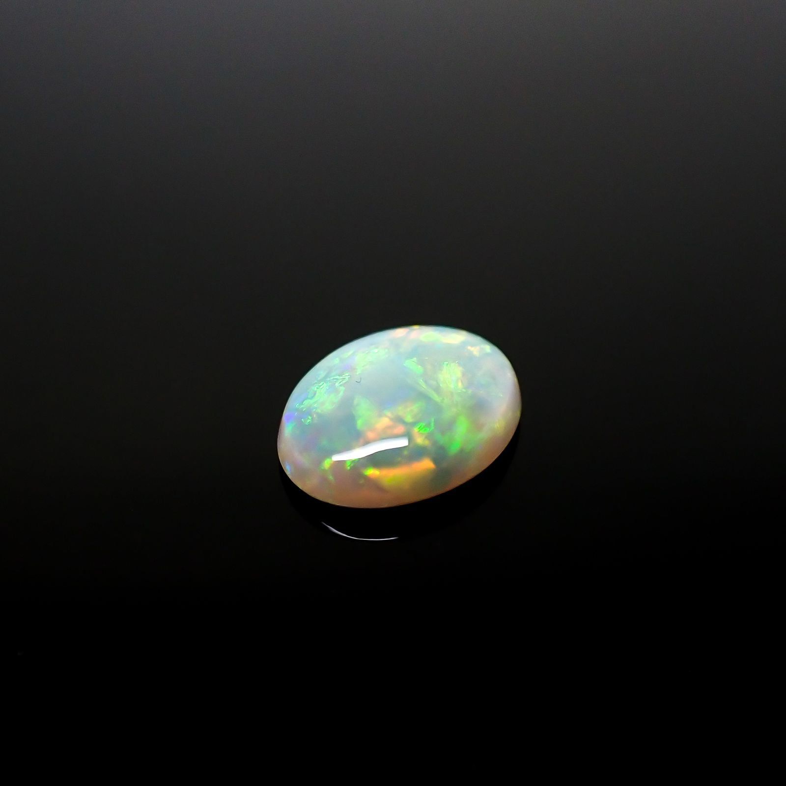 オパール(宝石名ホワイト・オパール) オーストラリア産 ソ付(彩珠) 1.031ct / 9x7mm前後 [210711329]