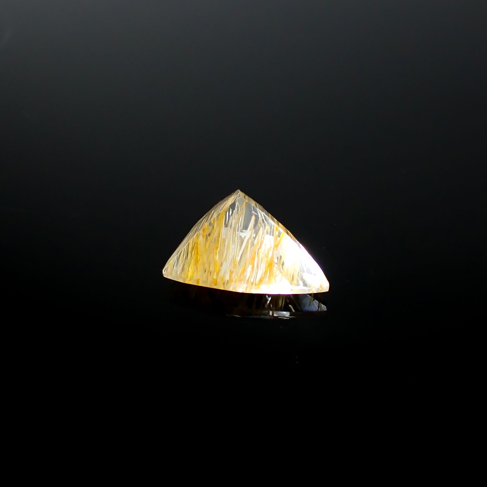ニードルイントパーズ(チューブイントパーズ) ブラジル・ミナスジェライス州産 7.96ct[240225884]14.7x12.7mm前後