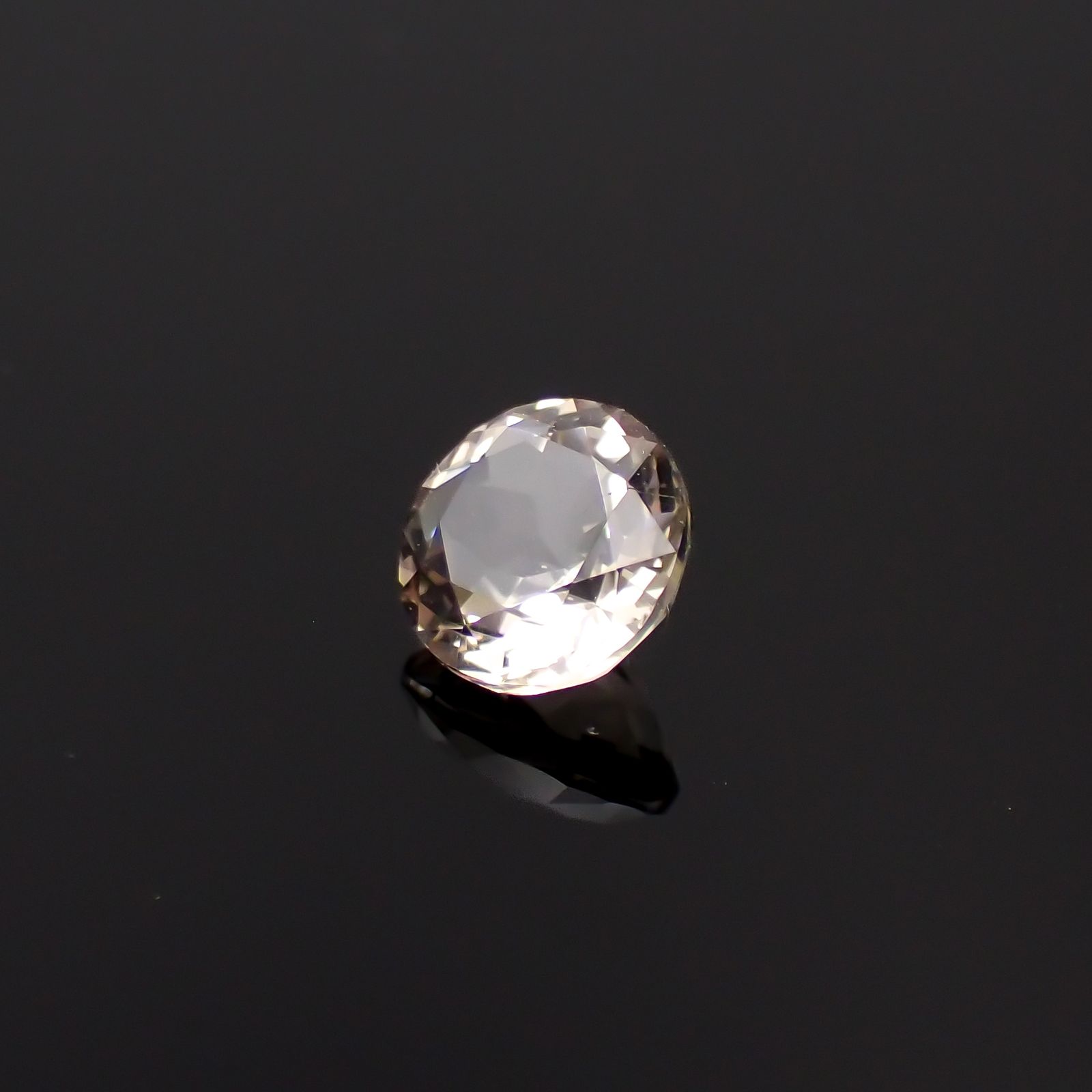 含バリウム・サニディン(宝石名サニディン)ドイツ産 0.69ct 識別済[231224969]5.8x5.8mm前後