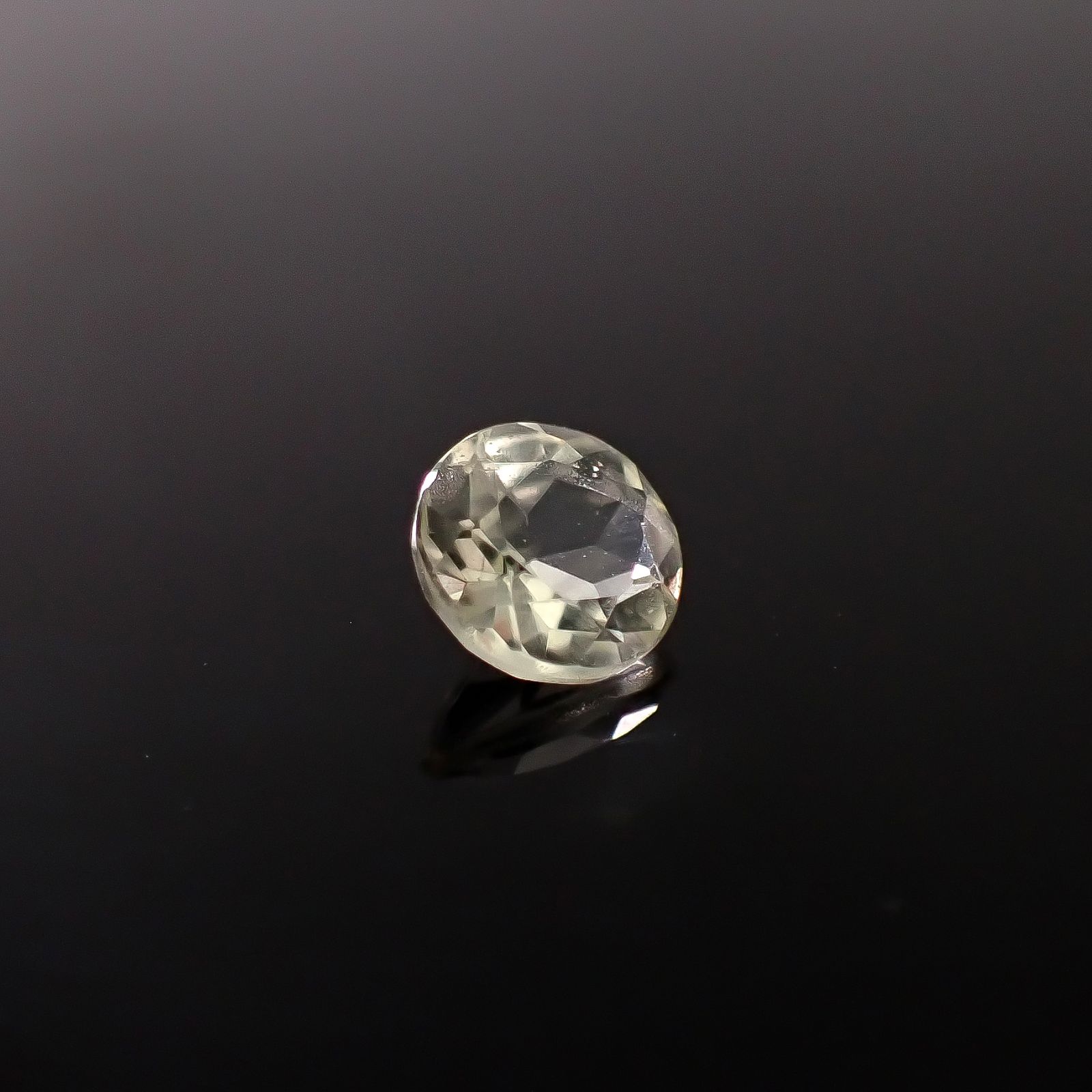 ブラジリアナイト(宝石名ブラジリアナイト)ブラジル産 識別済 0.55ct / 5.4x5.2mm前後 [260131494]