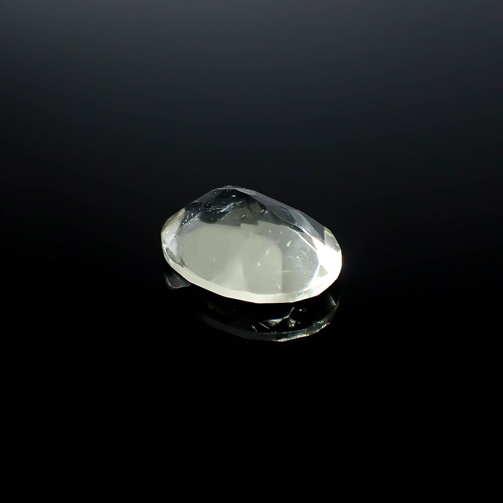 リビアングラス 発見地：エジプト・リビア砂漠 2.58ct / 11.5x8.8mm前後 [251131304]