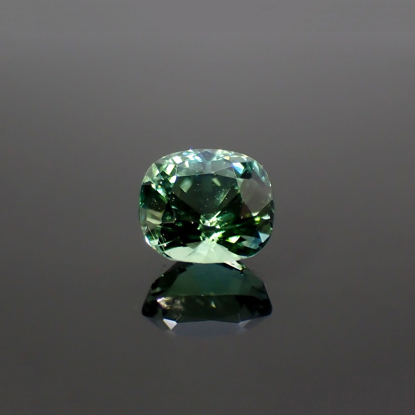 グリーントルマリン アフガニスタン産 1.04ct / 6.2x5.5mm前後 [220114107]