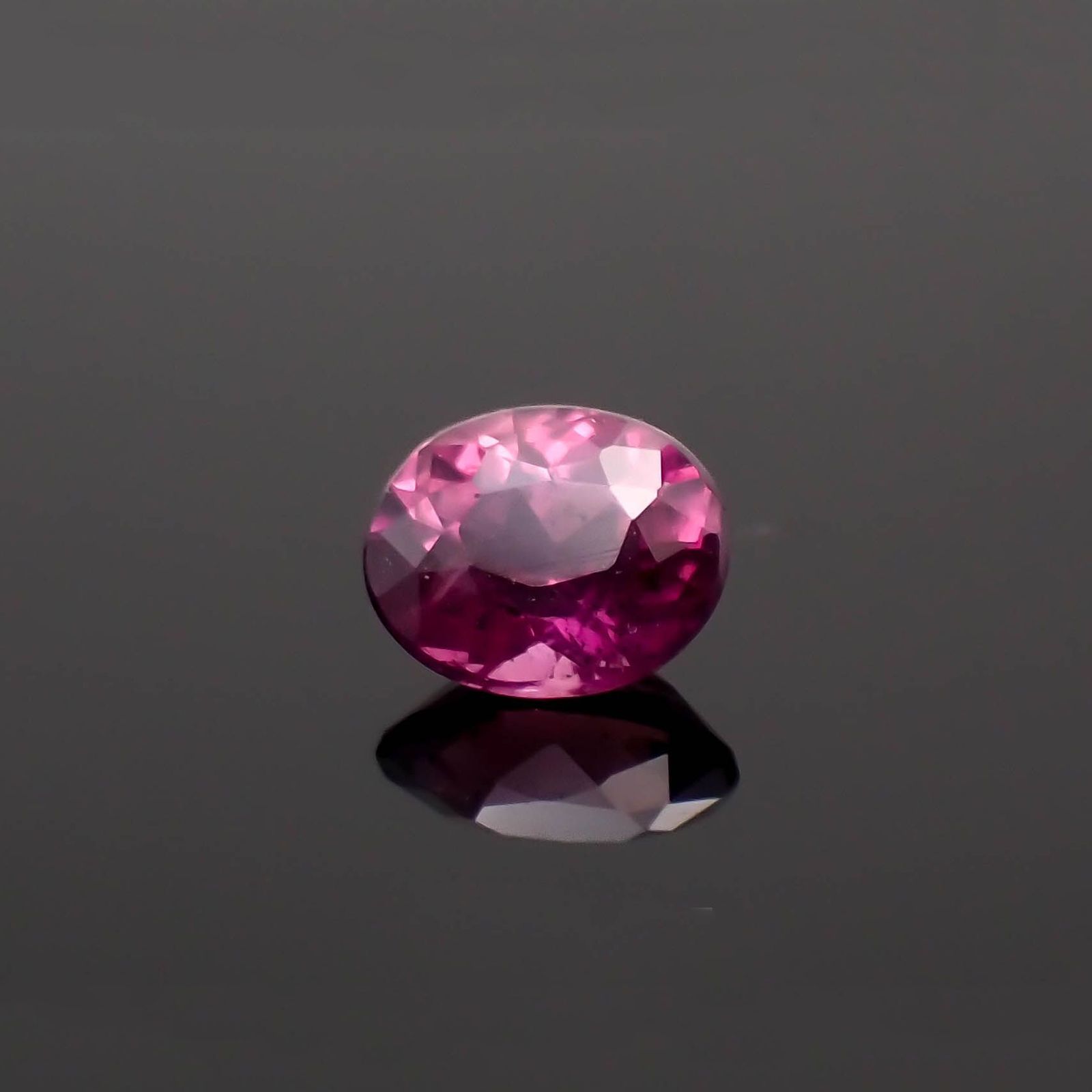 パープルサファイア パキスタン・カシミール産 0.34ct / 4.5x3.7mm前後 [251019861]