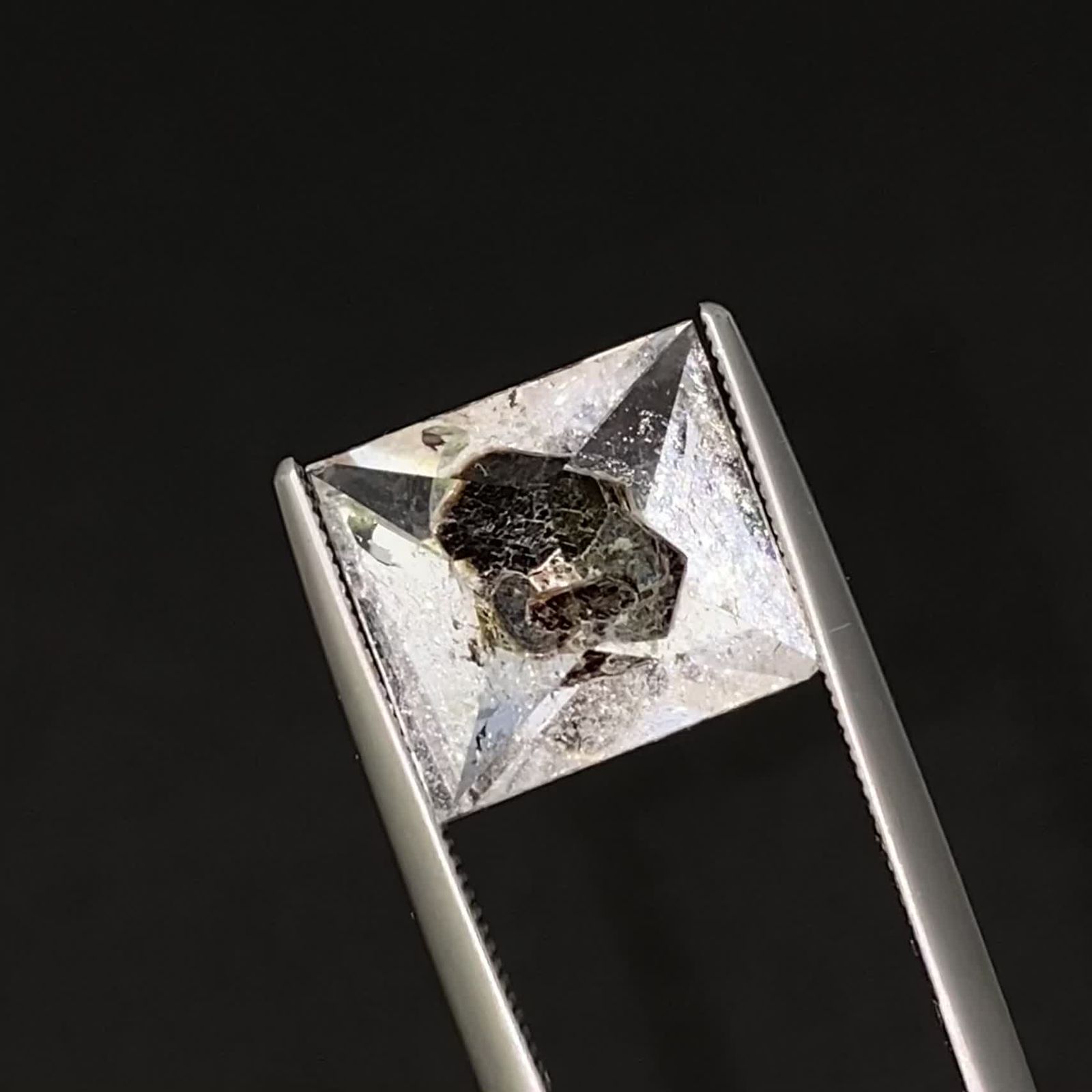 ◇カスタムカット◇バイオタイトインクォーツ モゴック産 4.82ct