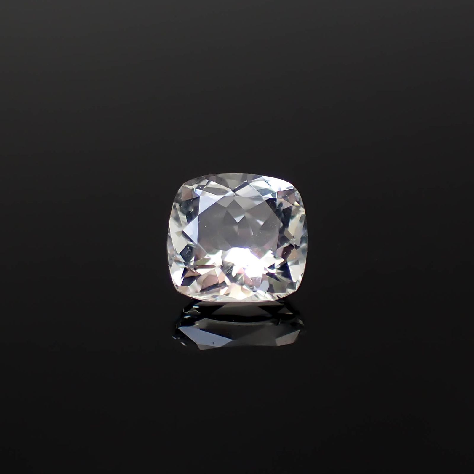 オーソクレース(宝石名ホワイト・オーソクレース)パキスタン産 1.24ct 識別済[250530444]6.9x6.8mm前後