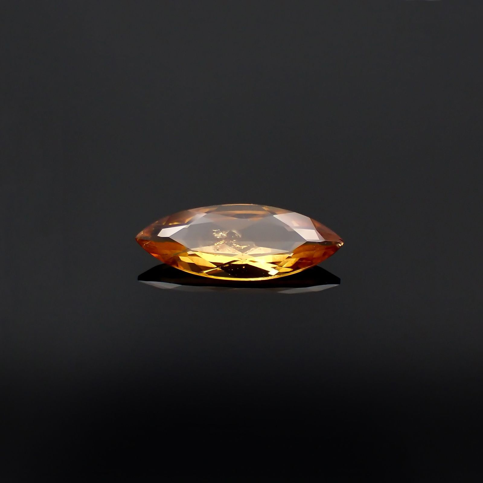 マグネシオアキシナイト フルオレッセンス(宝石名マグネシオ・アキシナイト)タンザニア産 ソ付(日独) 2.510ct / 17.22x6.39mm前後 [230421871]