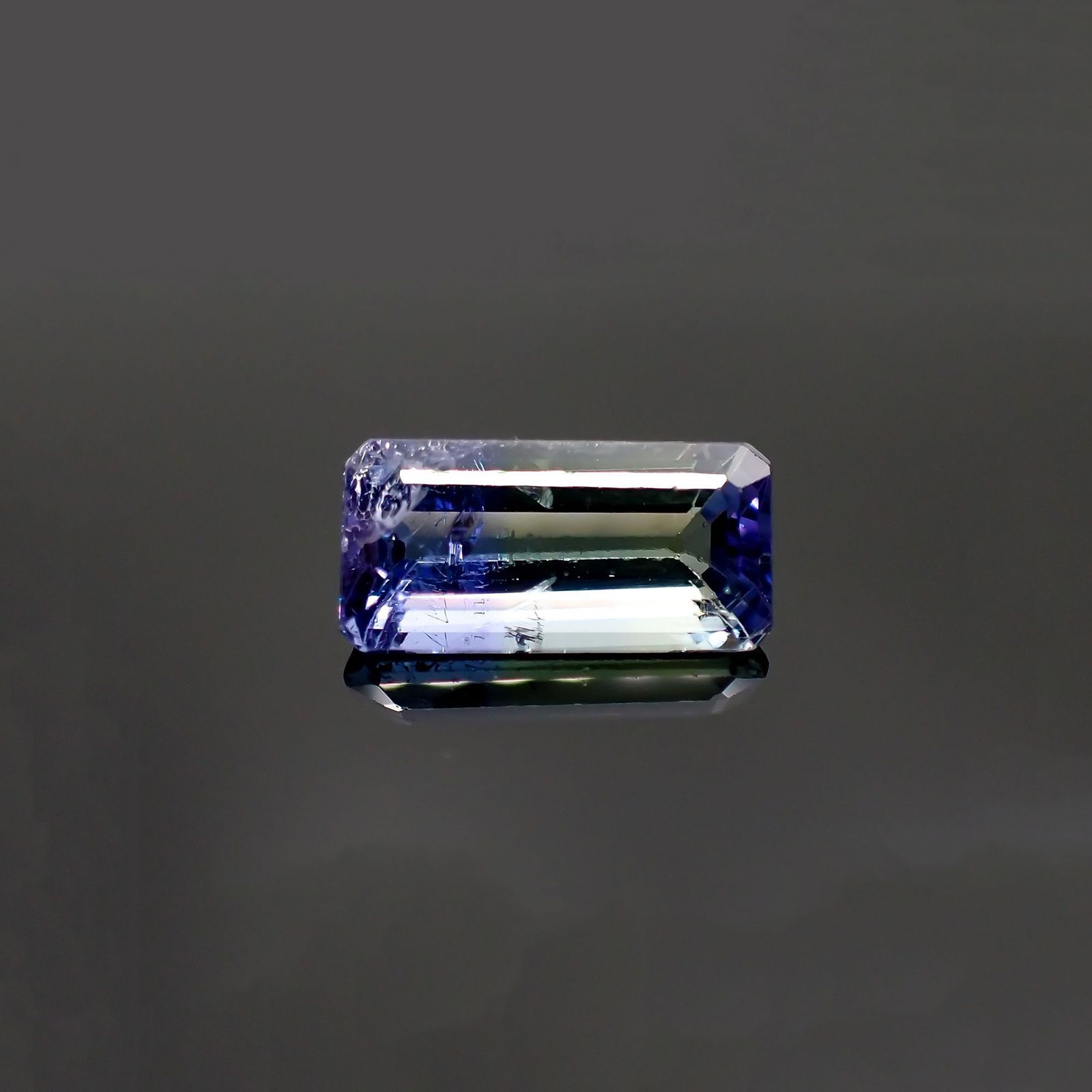 バイカラータンザナイト(宝石名バイカラー・ゾイサイト) タンザニア産 ソ付(彩珠) 3.082ct / 12x5.9mm前後 [210410782]
