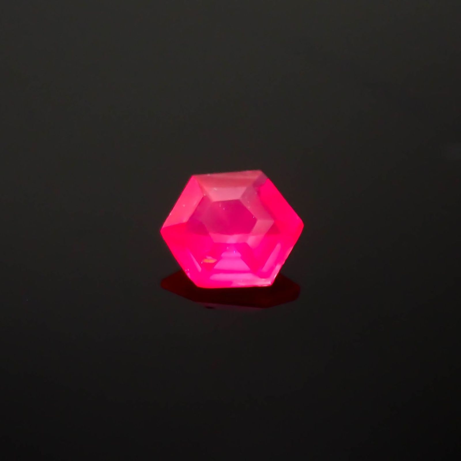 ◇ヘキサゴンカット◇ルビー 非加熱 モザンビーク産 0.11ct / 3x3mm前後 [240427102]