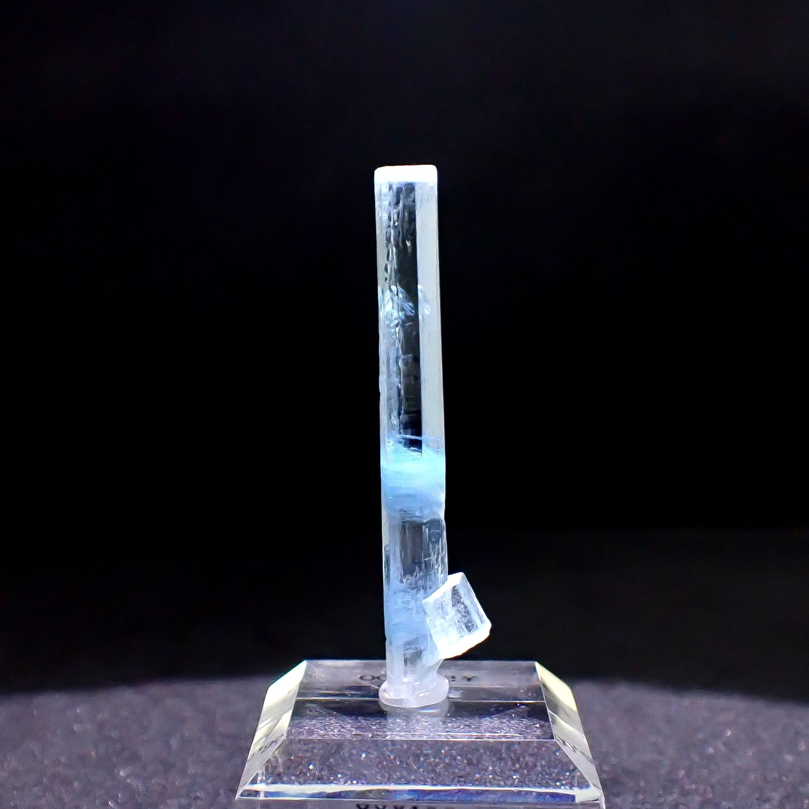 アクアマリン柱状結晶原石 ベトナム産 アクリル台座付き 13.02ct(2.60g) / 4.2x5.5x46.5mm前後 [260632333]