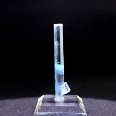 アクアマリン柱状結晶原石 ベトナム産 アクリル台座付き 13.02ct(2.60g) / 4.2x5.5x46.5mm前後 [260632333]