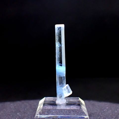 アクアマリン柱状結晶原石 ベトナム産 アクリル台座付き 13.02ct(2.60g) / 4.2x5.5x46.5mm前後 [260632333]
