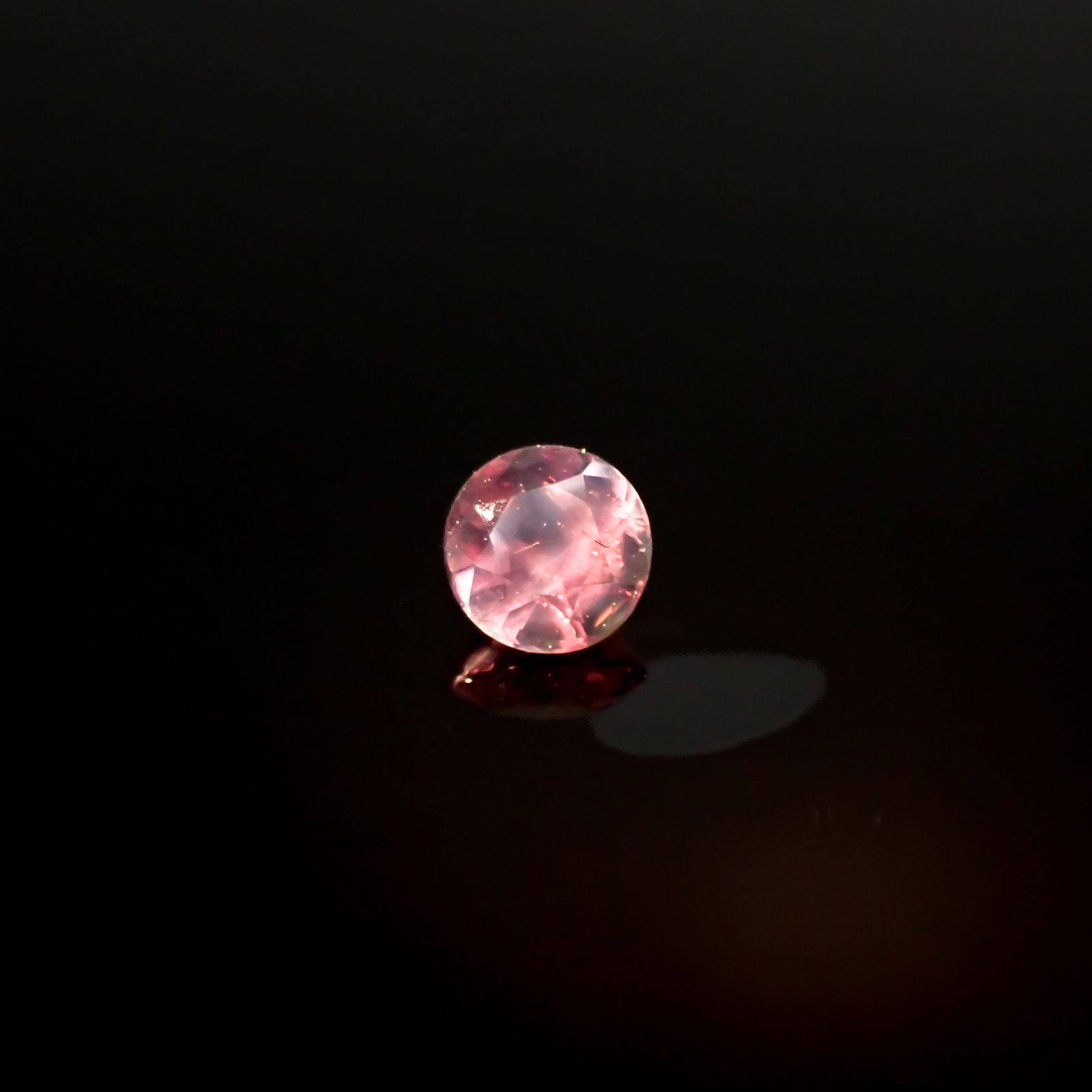 アレキサンドライトキャッツアイ ブラジル・ミナスジェライス州ヘマチタ鉱山産 0.15ct[240527431]3.2x3.2mm前後