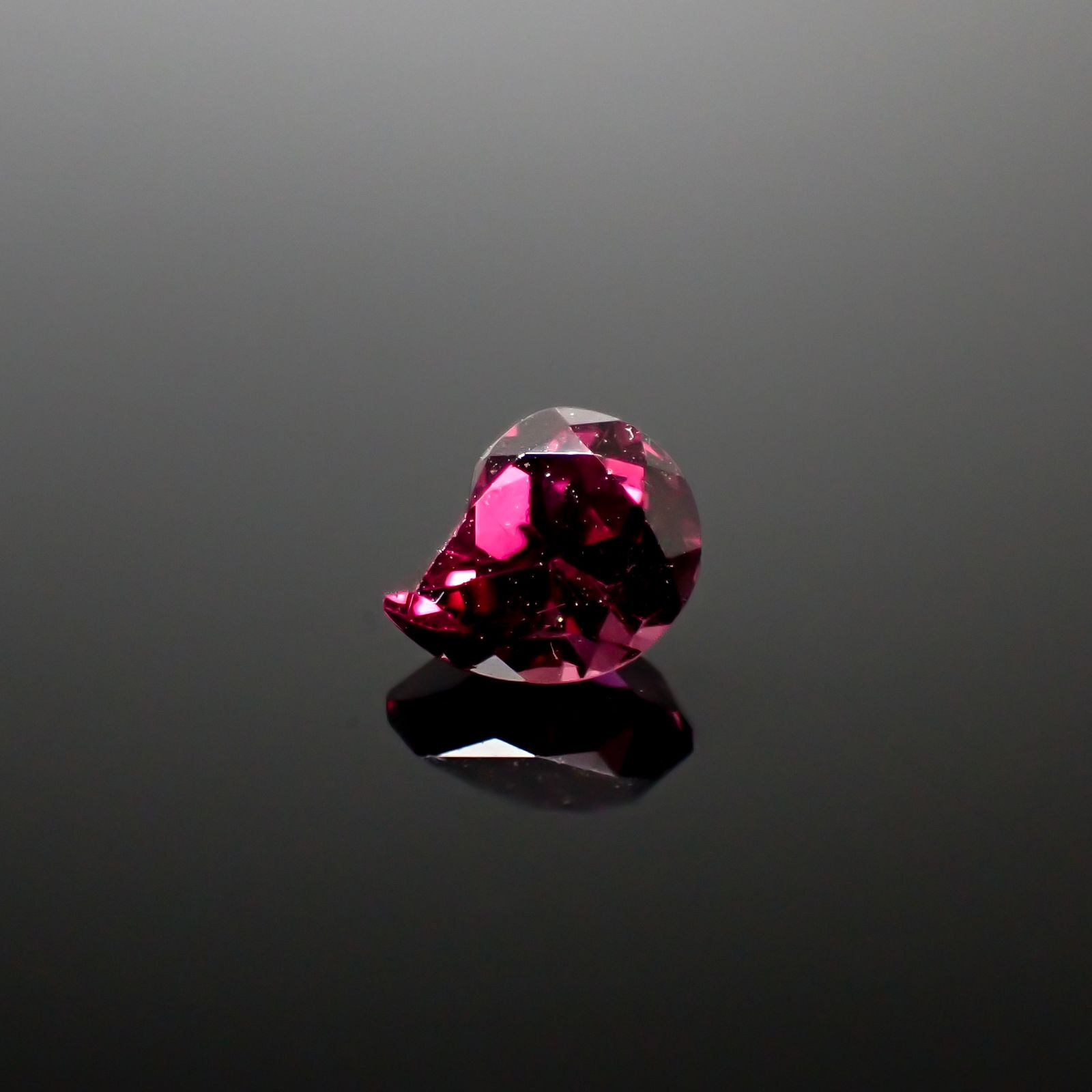 ◇カスタムカット◇パイロープアルマンディンガーネット モザンビーク産 0.84ct[240928953]6.1x5mm前後