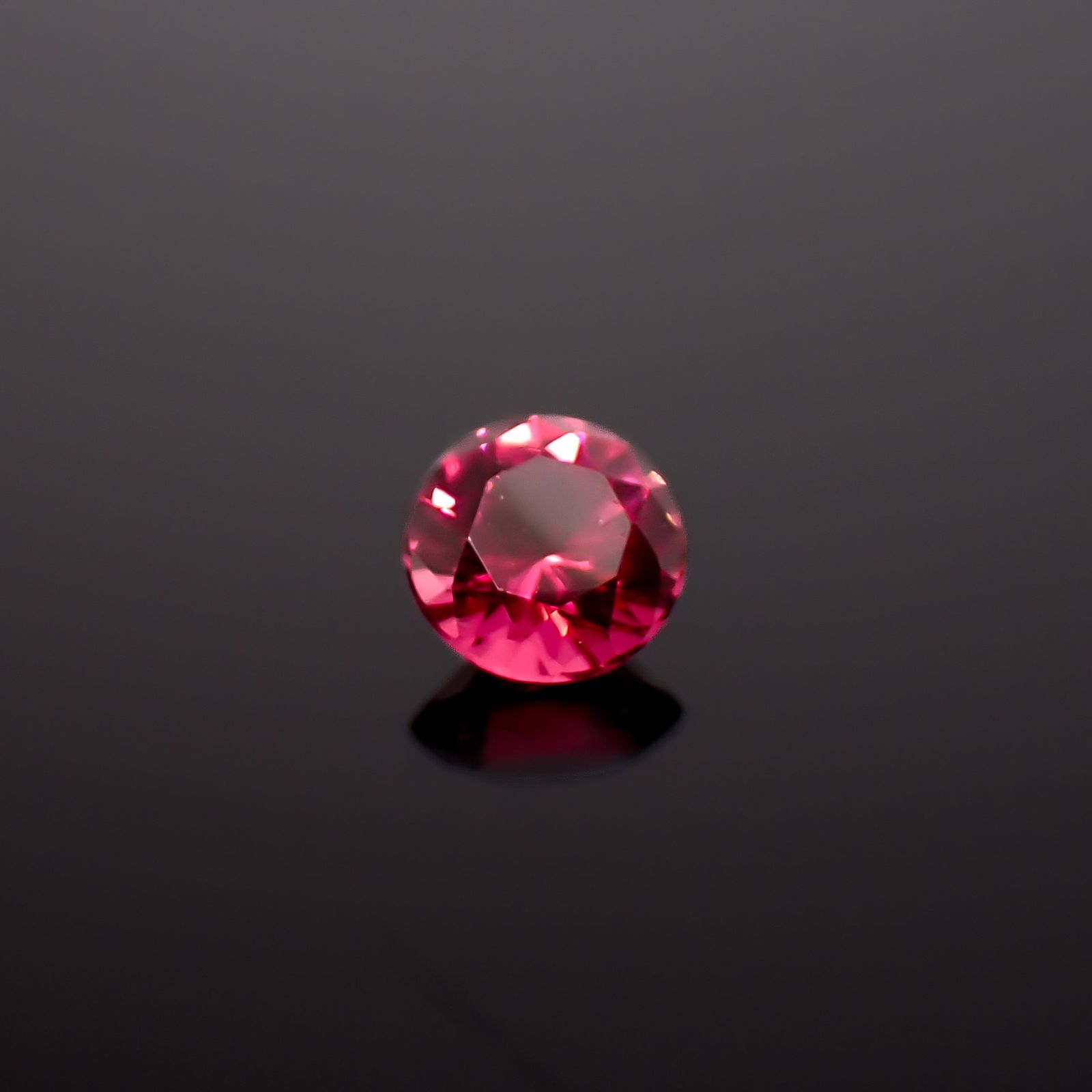 レッドスピネル タンザニア産 0.22ct / 3.7x3.7mm前後 [260732559]